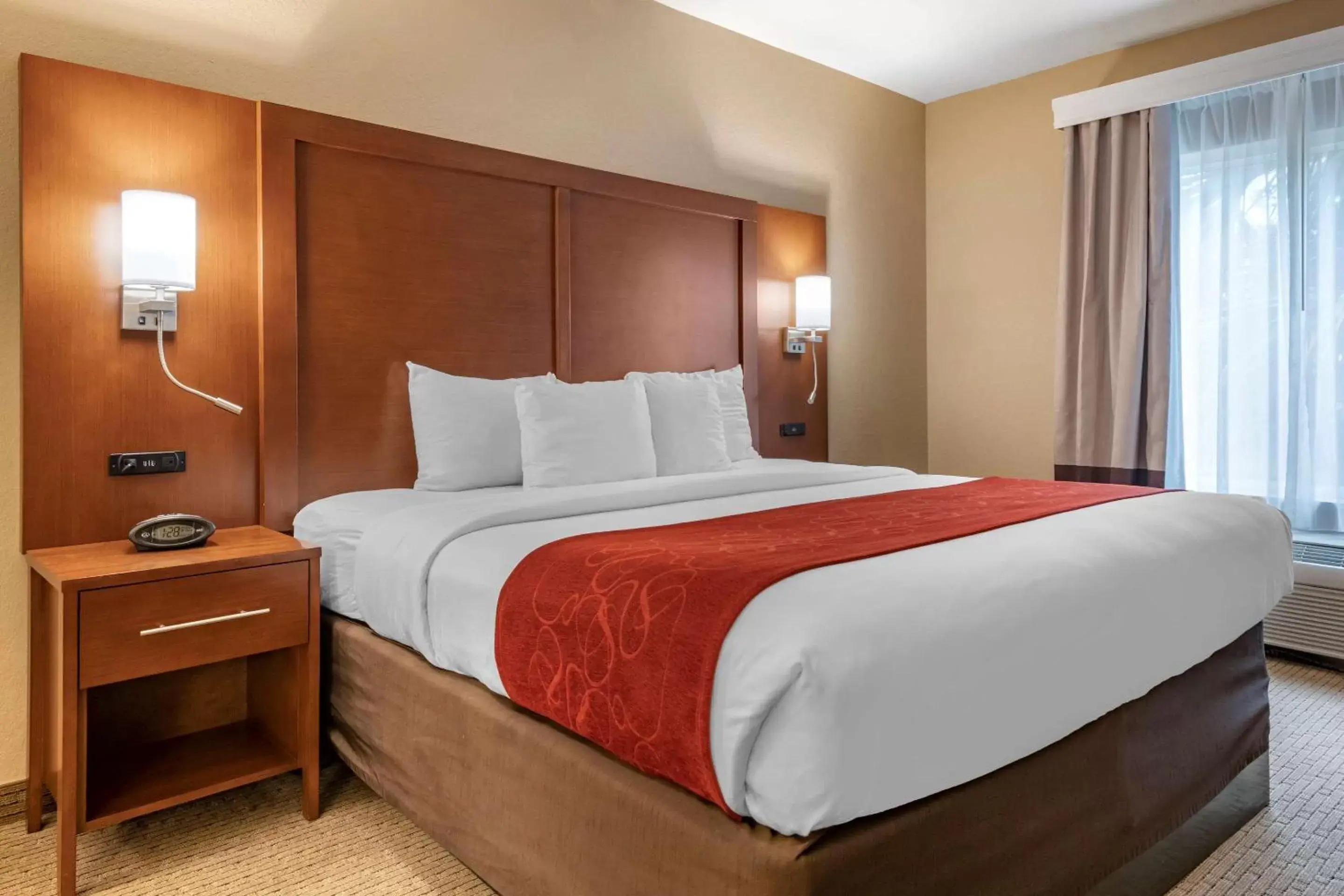 Photo of the whole room, Bed in Comfort Suites Orlando Airport