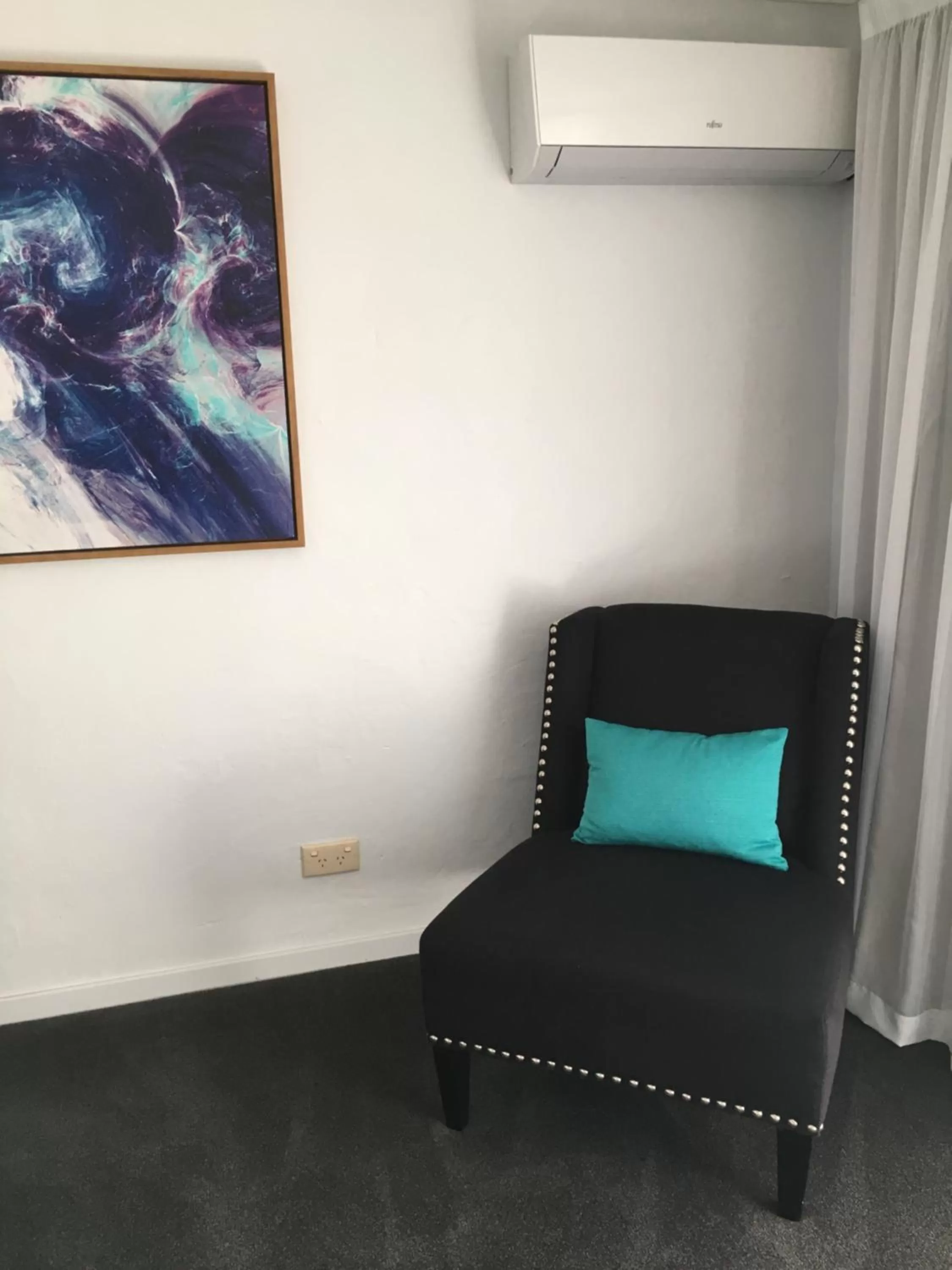 Seating area in Araluen Motor Lodge