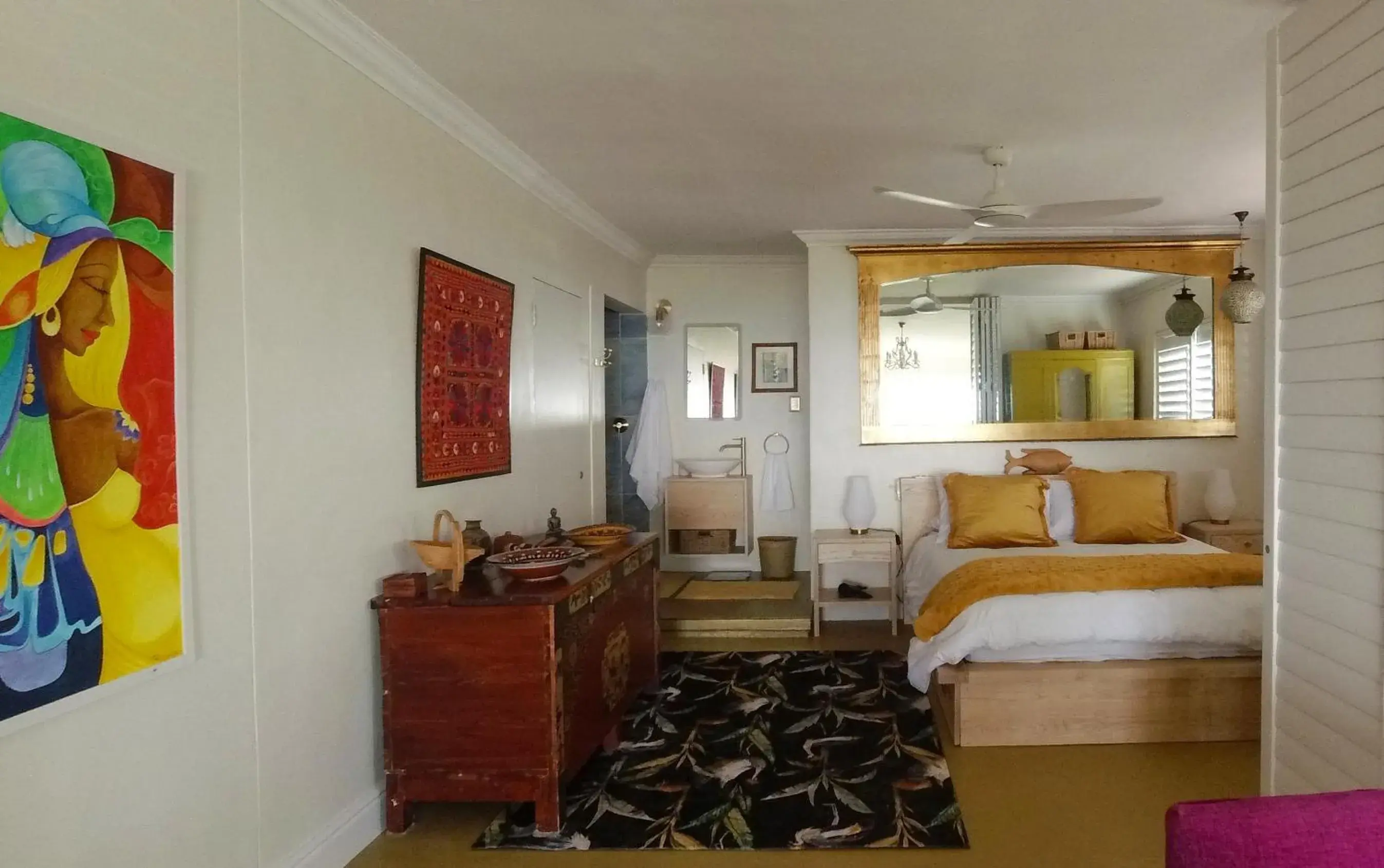 Bed, Seating Area in Dolphin Inn Guesthouse