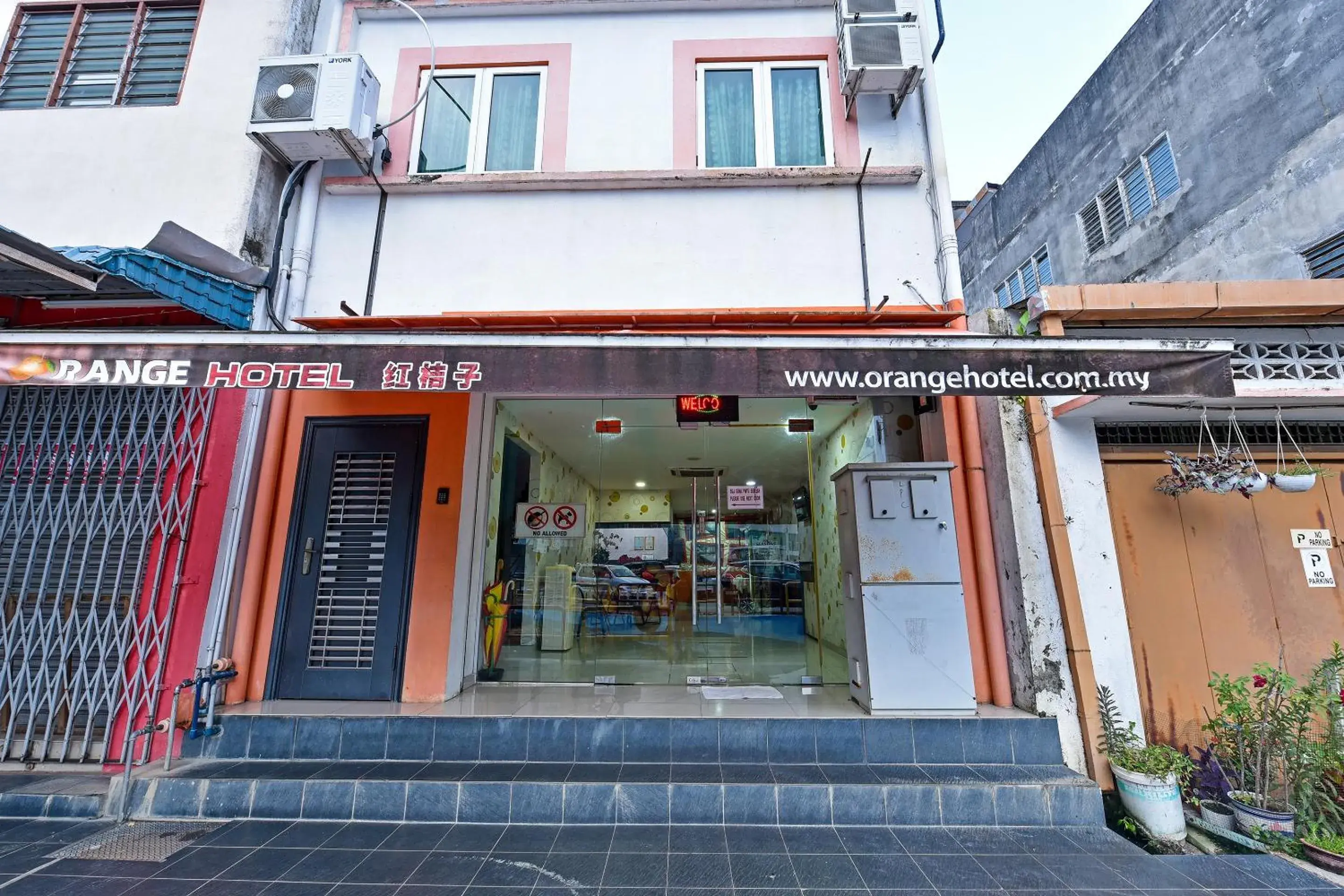 Facade/entrance in OYO 992 Orange Hotel Kuala Pilah