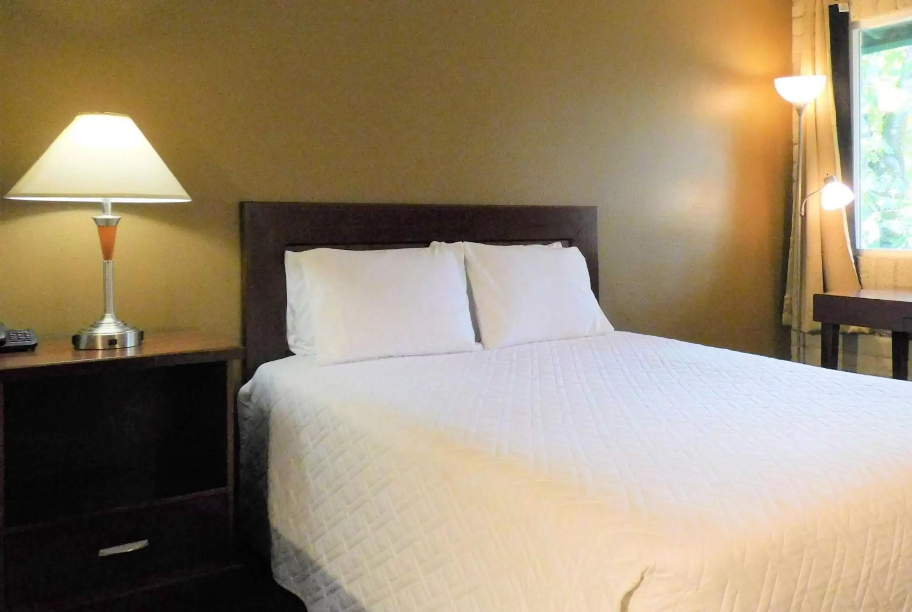 Photo of the whole room, Bed in Travelodge by Wyndham Canyonville