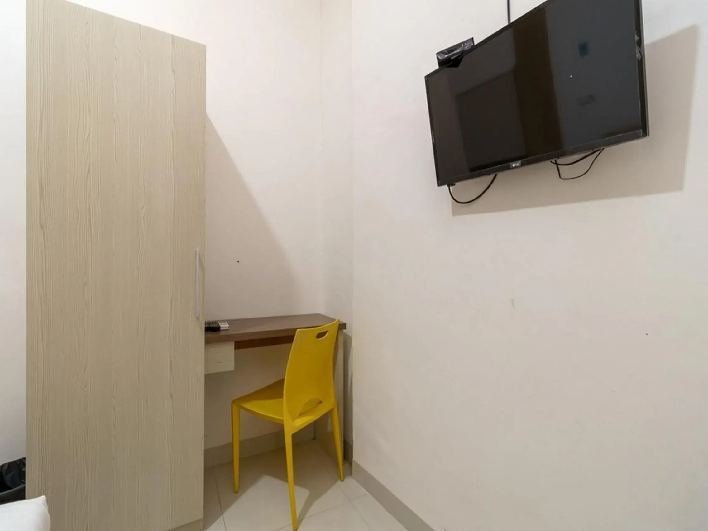 Bedroom, TV/Entertainment Center in RedDoorz near Palembang Trade Center