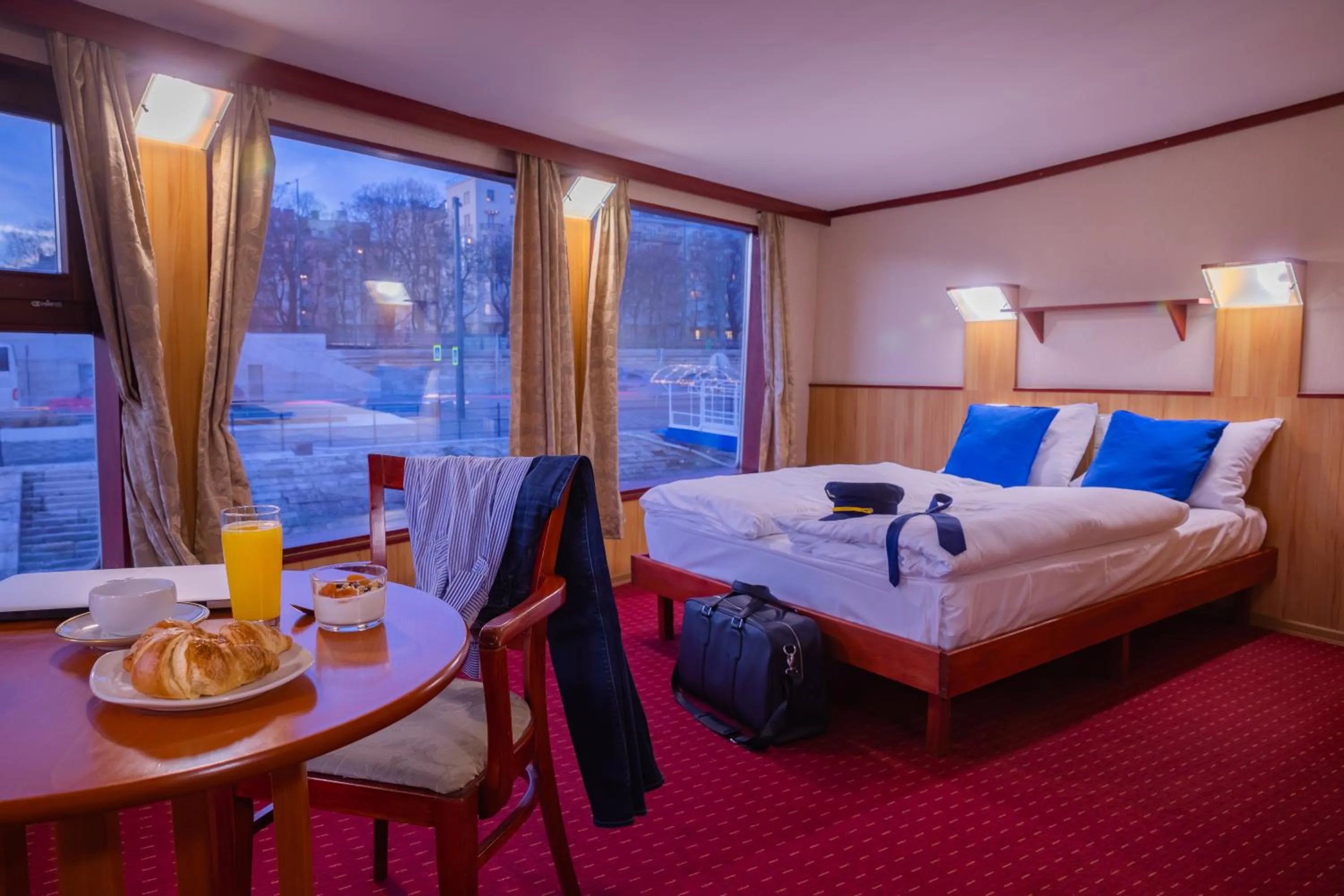 Property building, Bed in Fortuna Boat Hotel Budapest