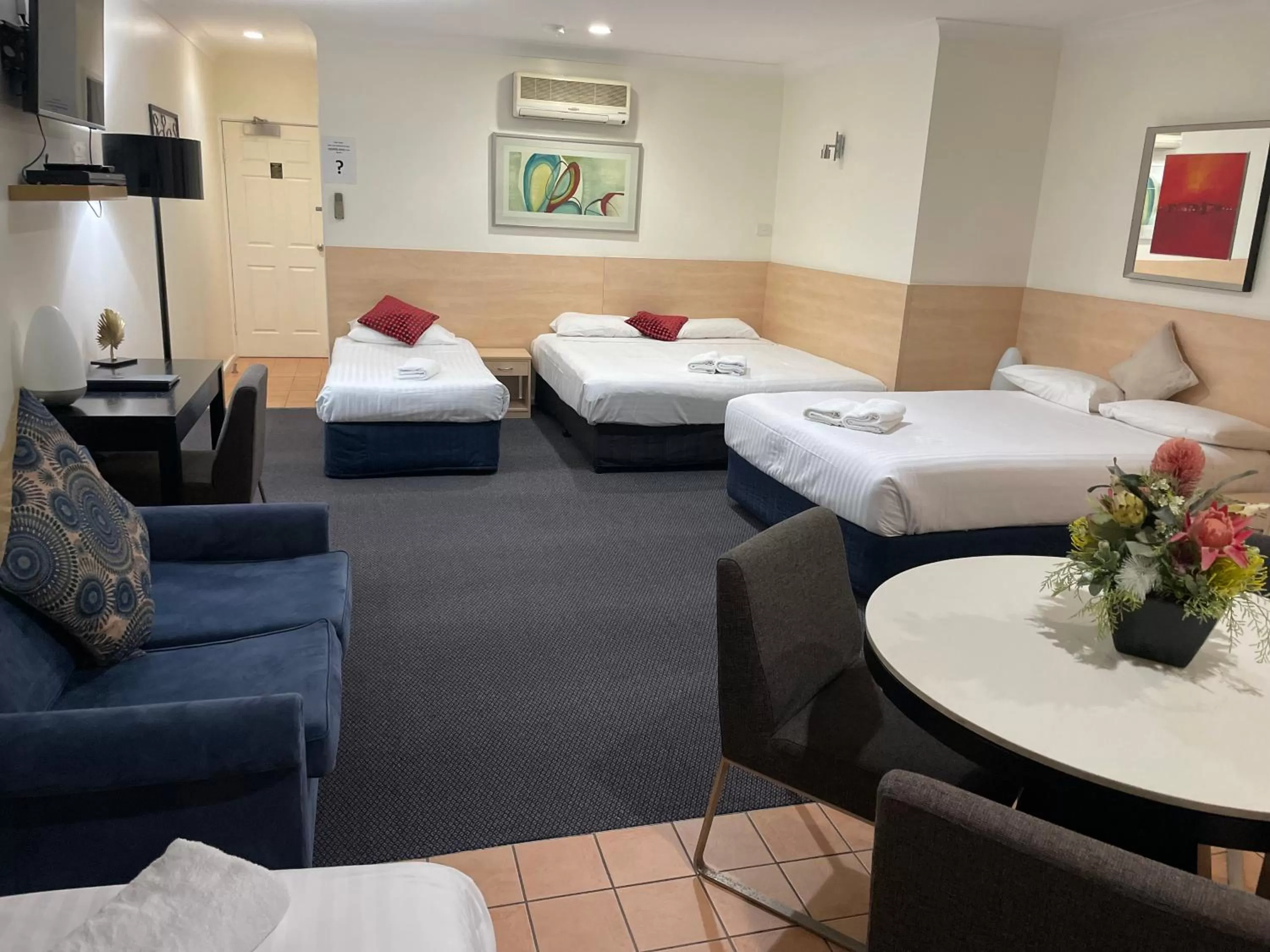 Bed in Lakeview Motor Inn