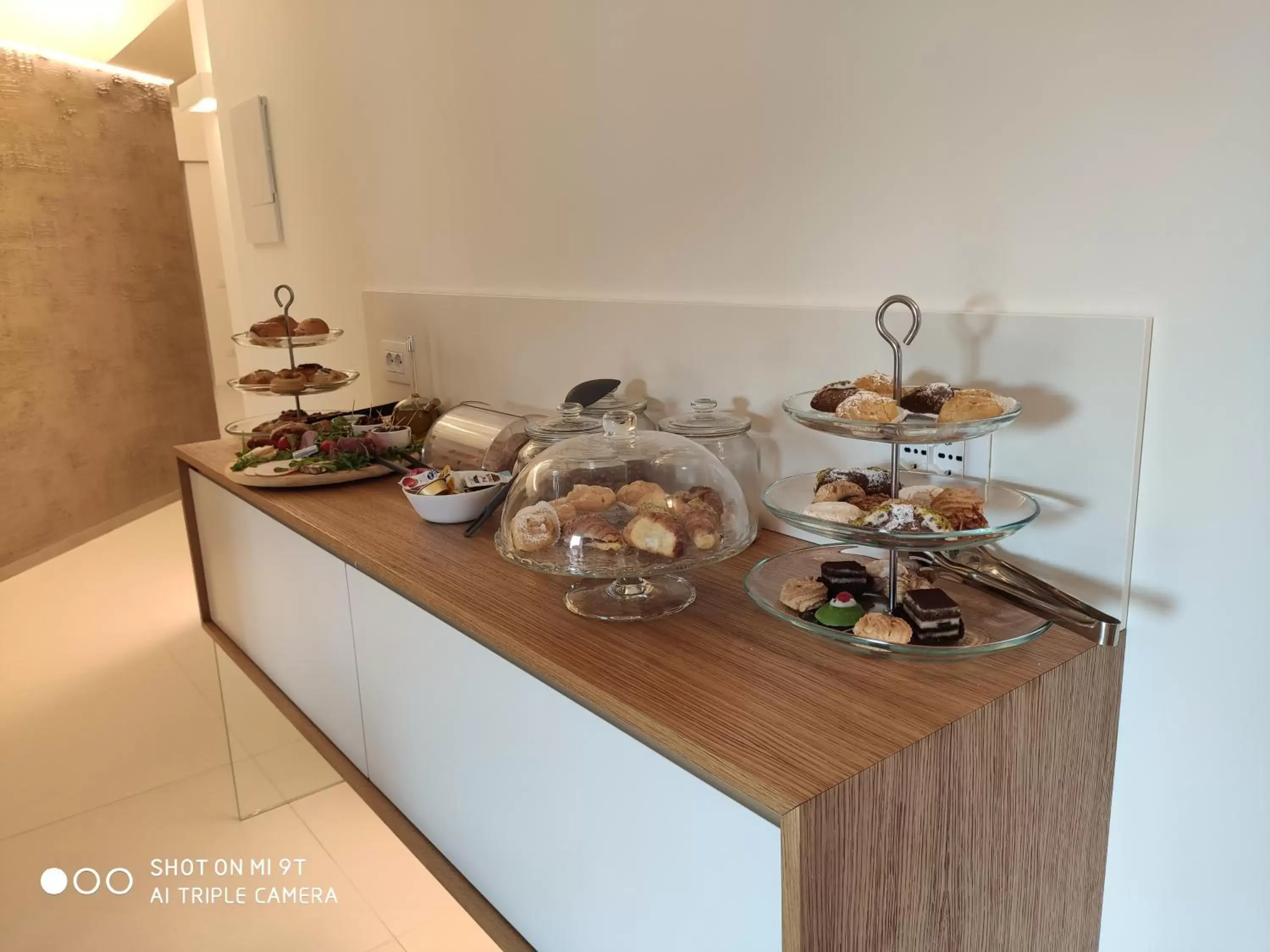 Breakfast, Kitchen/Kitchenette in Hedoné Design Experience B&B