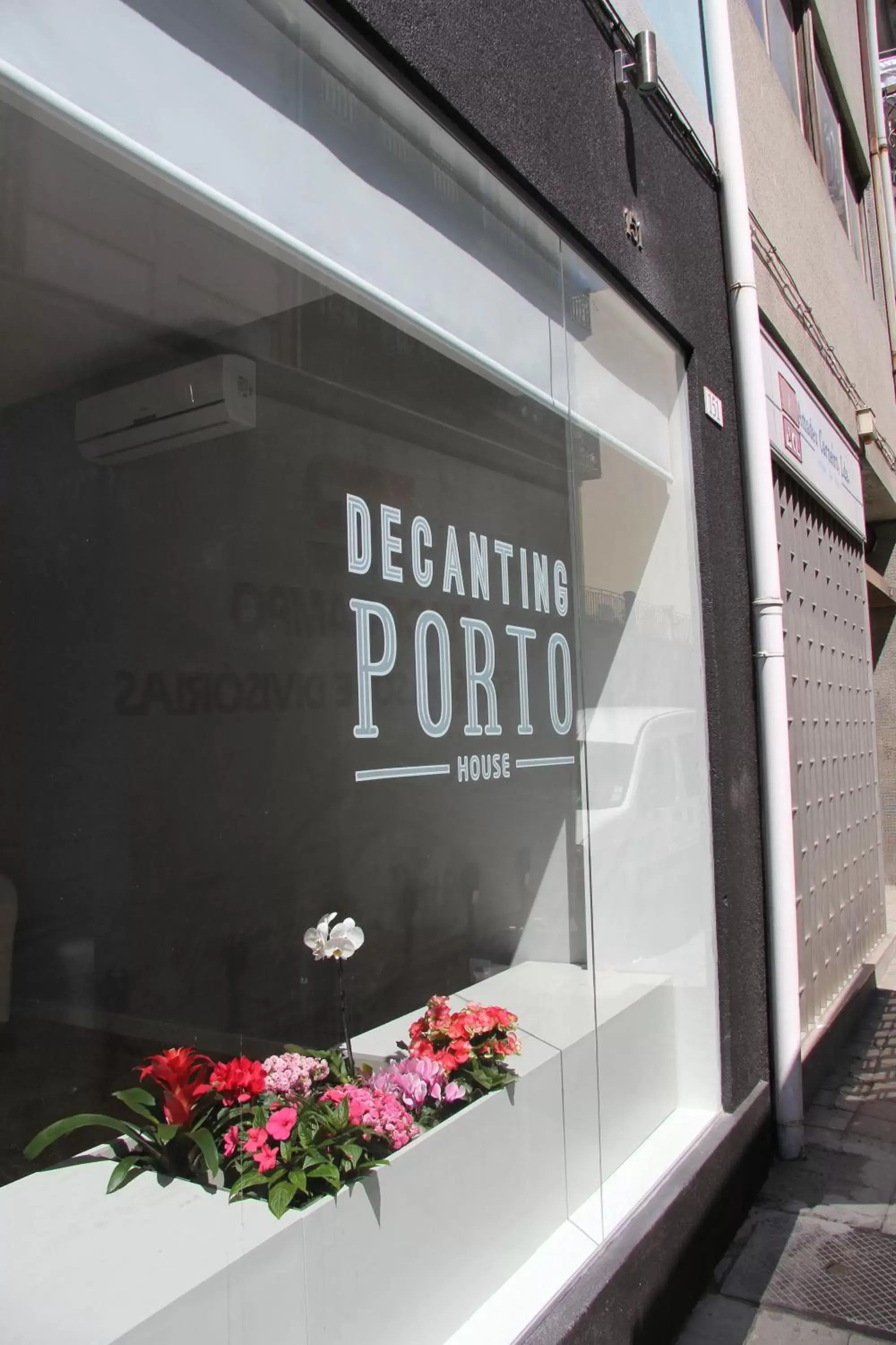 Facade/entrance in Decanting Porto House