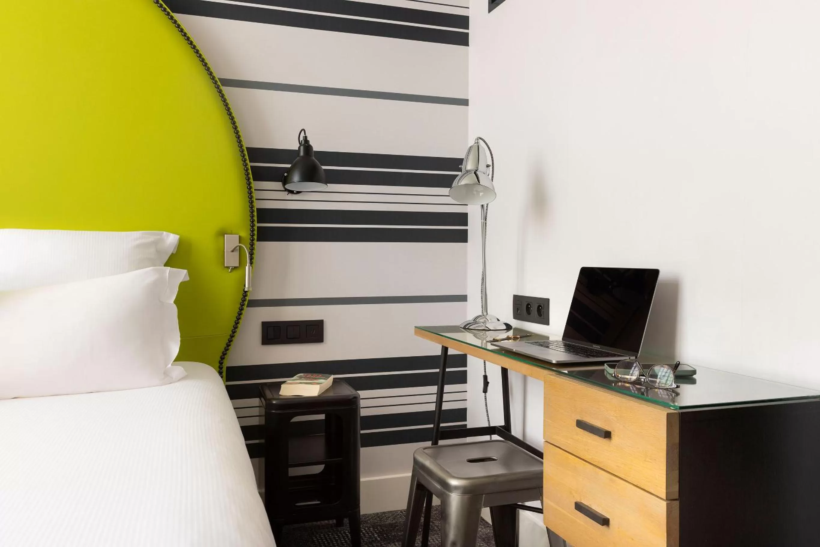 Bedroom, Bed in Hôtel Fabric