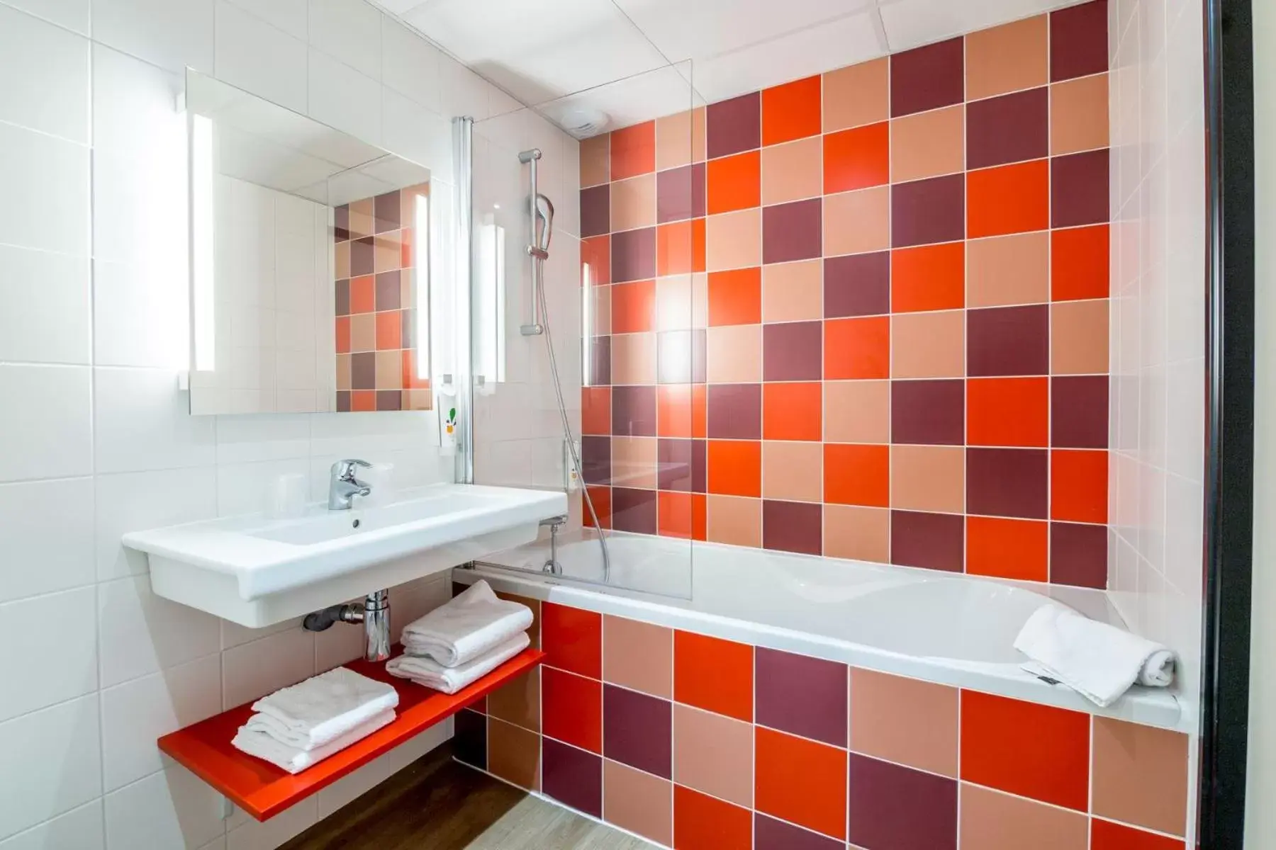 Bathroom in ibis styles Albi Centre Le Theatro