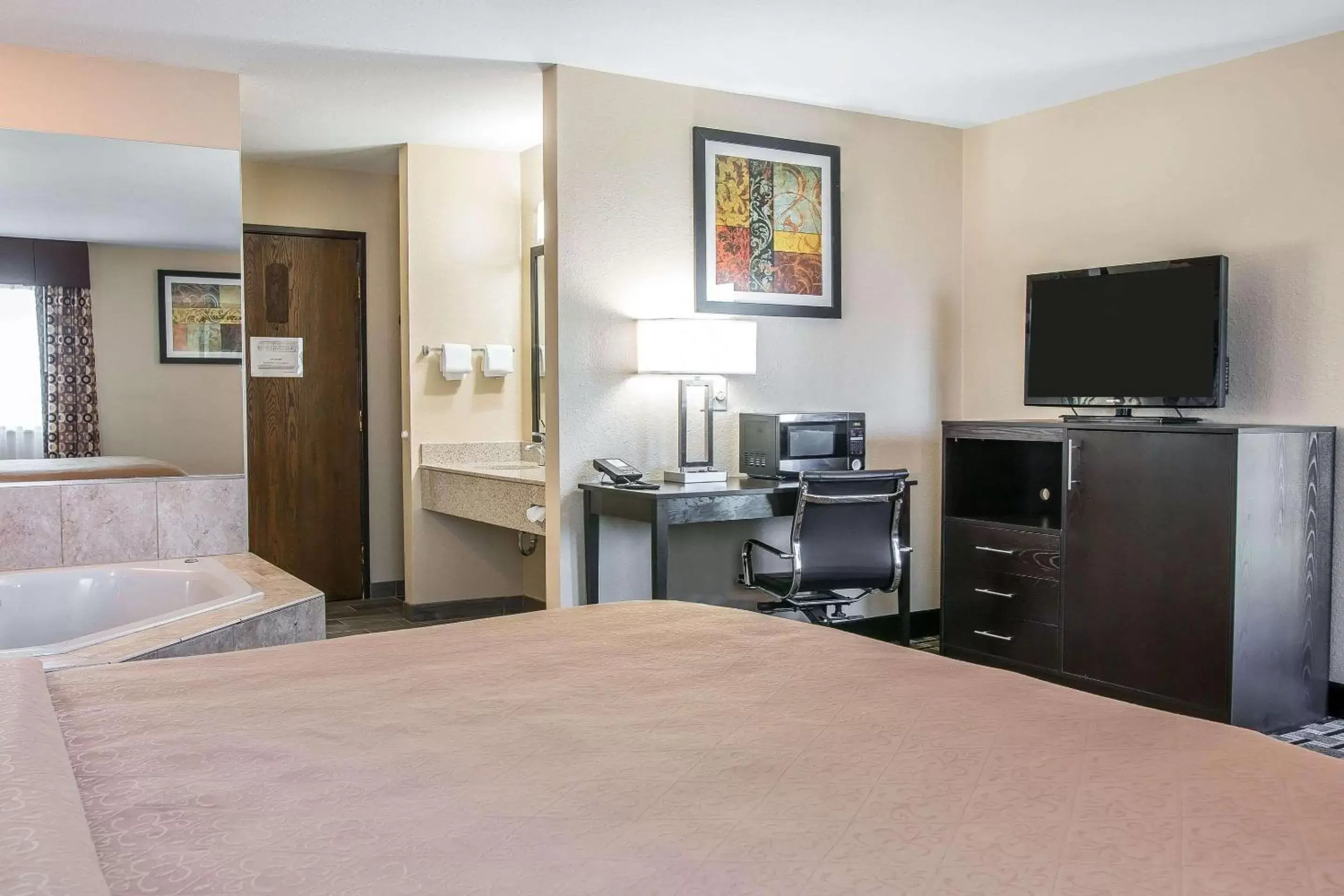 Photo of the whole room, TV/Entertainment Center in Quality Inn Grand Rapids South-Byron Center