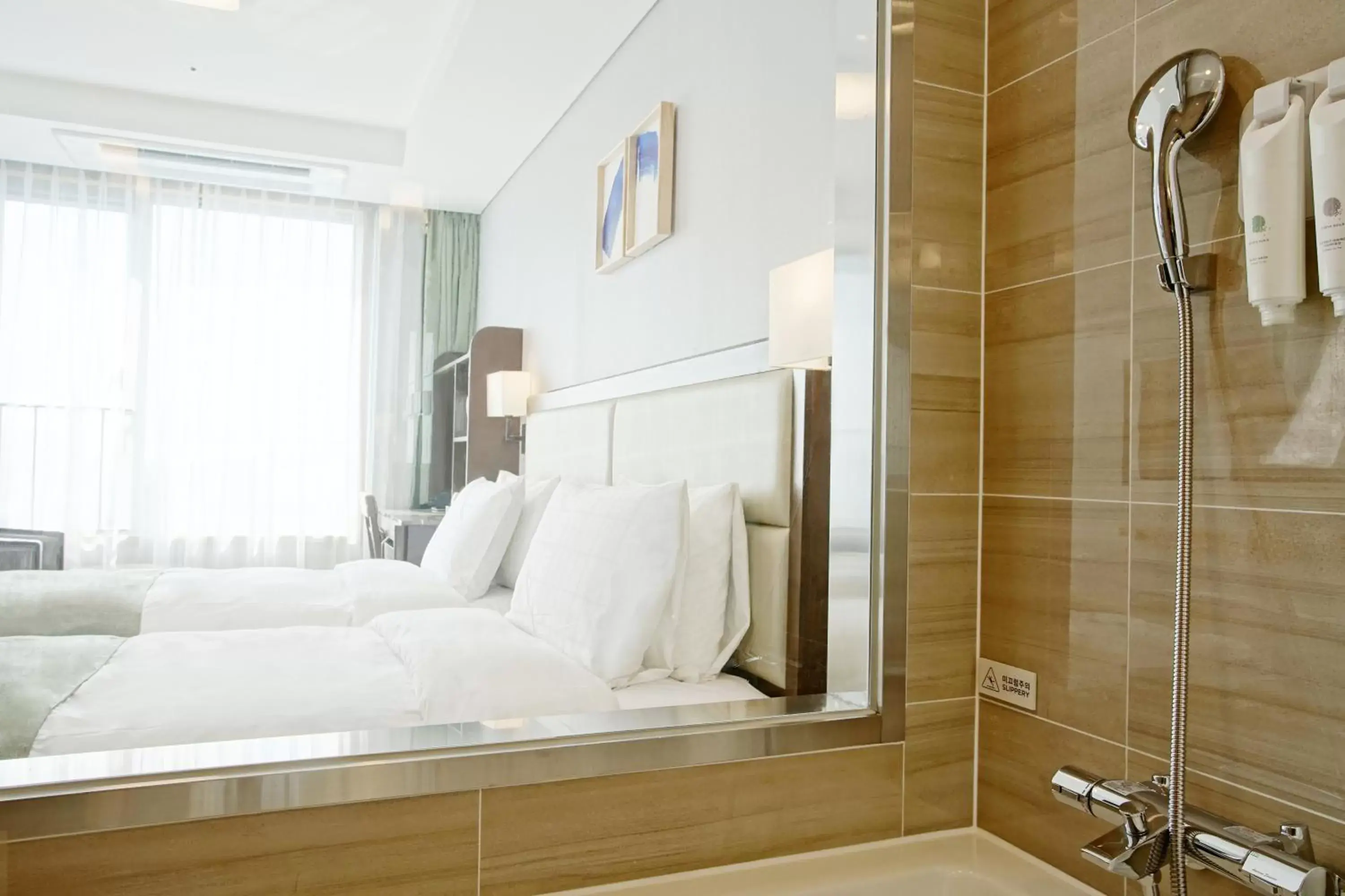 Standard Twin Room with Sea View in Stanford Hotel Busan Standard Twin Room with Sea View in Stanford Hotel Busan