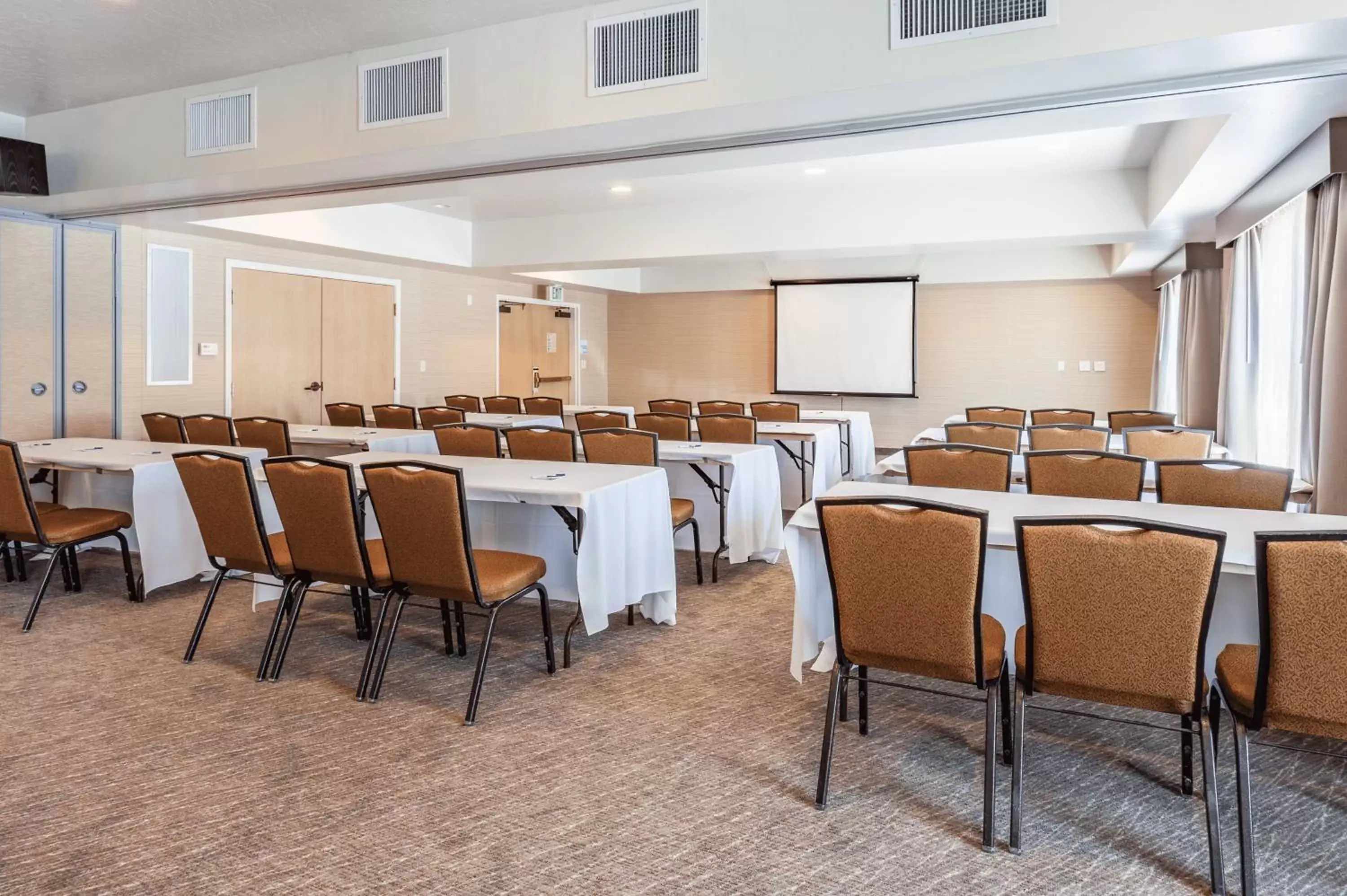 Meeting/conference room in Holiday Inn Express Hotel & Suites San Jose-Morgan Hill, an IHG Hotel