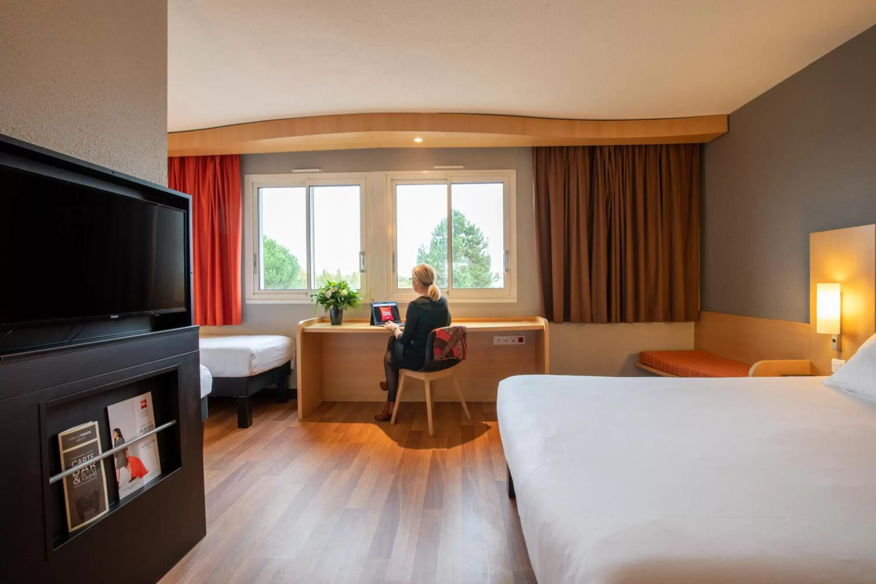 Photo of the whole room, TV/Entertainment Center in ibis Quimperle