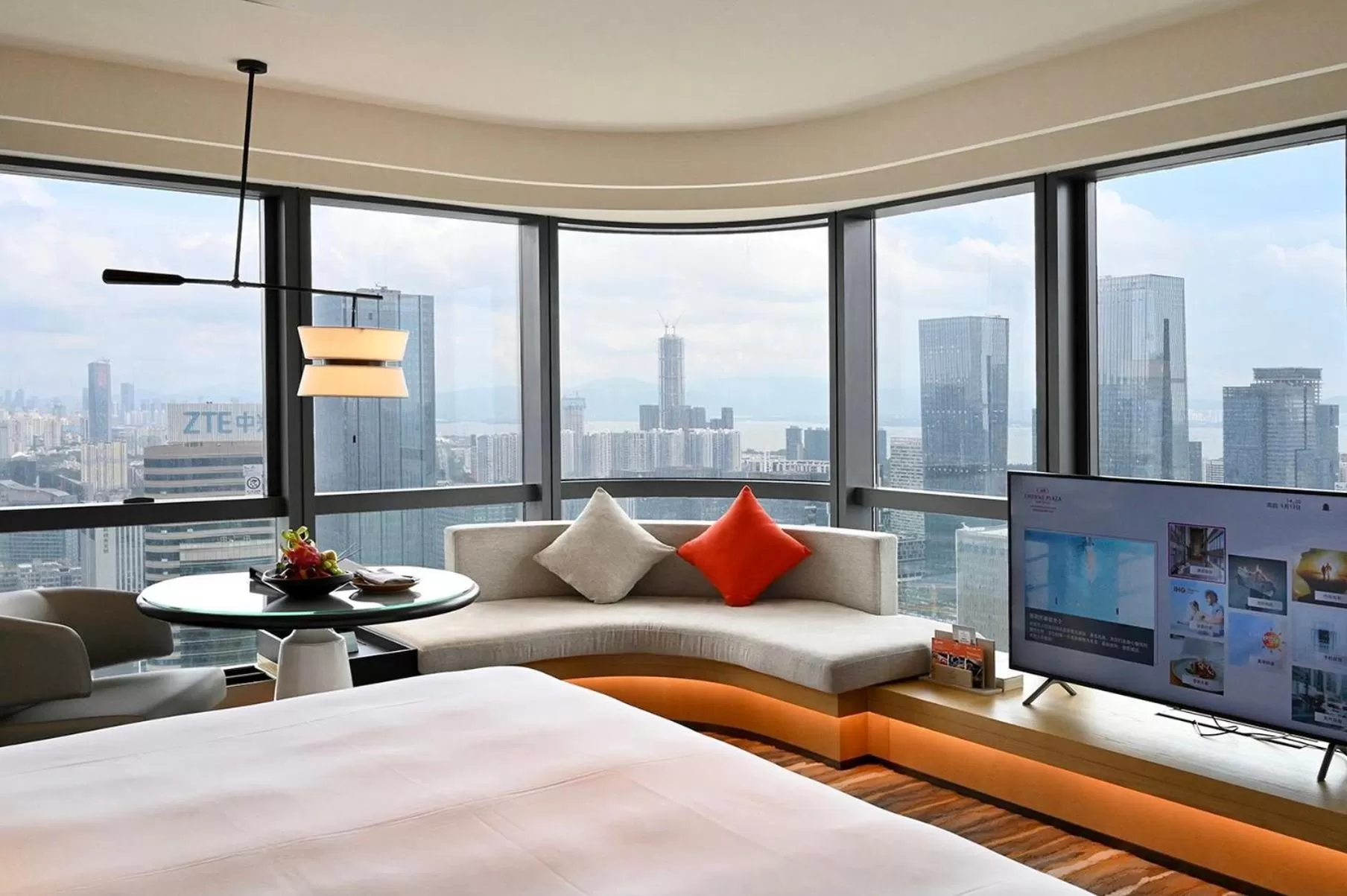 Photo of the whole room, Bed in Crowne Plaza Shenzhen Nanshan by IHG