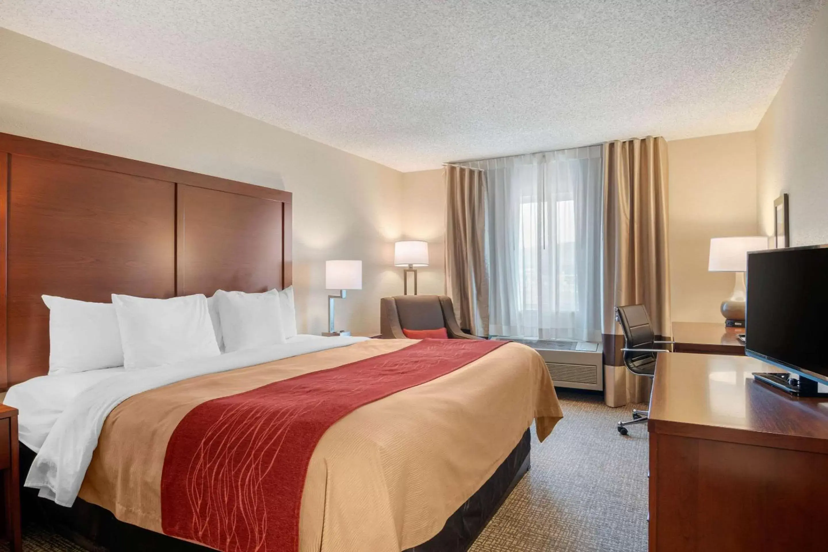 Photo of the whole room, Bed in Comfort Inn Medford North