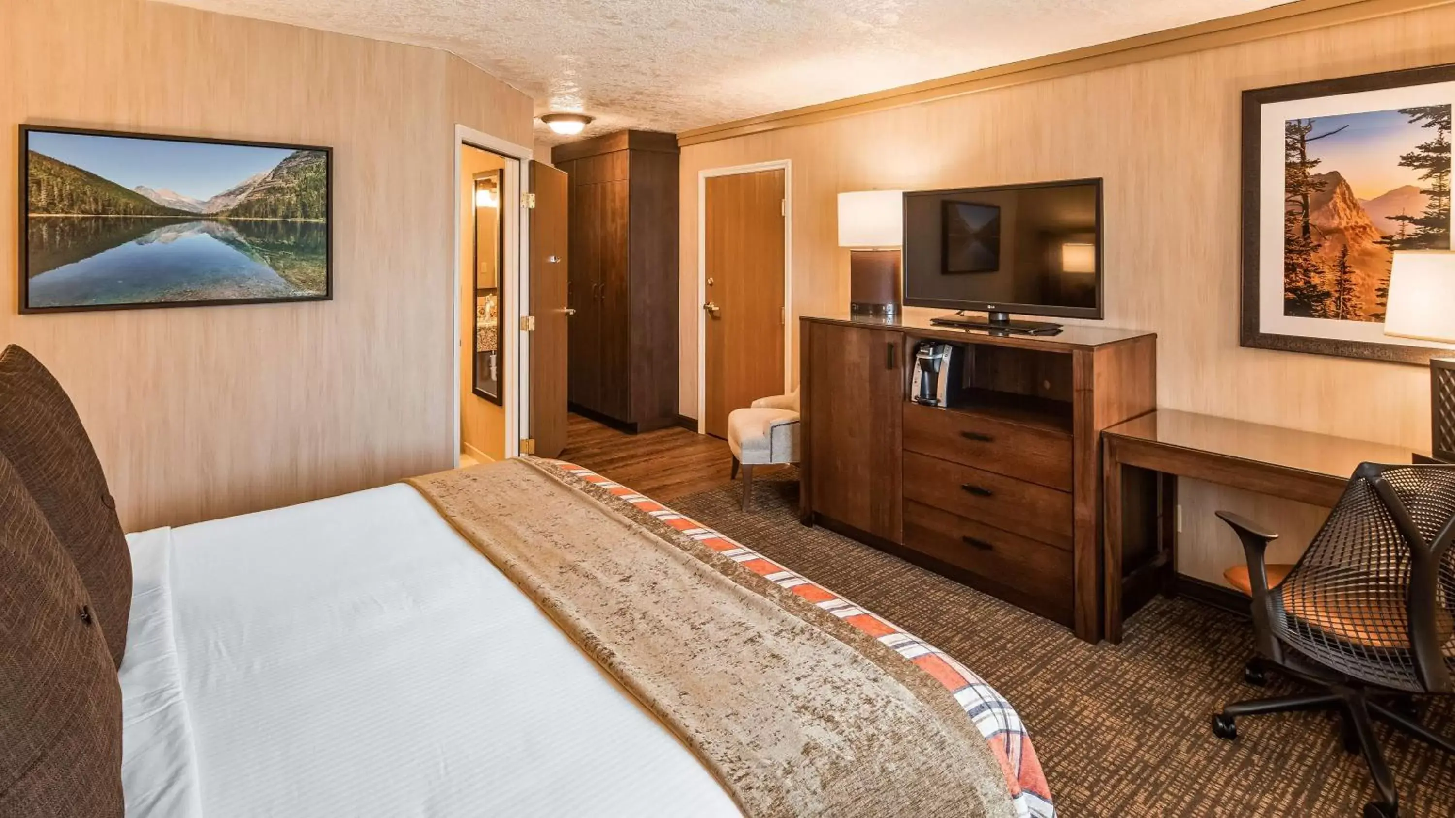 Photo of the whole room, Bed in Best Western Plus Flathead Lake Inn and Suites