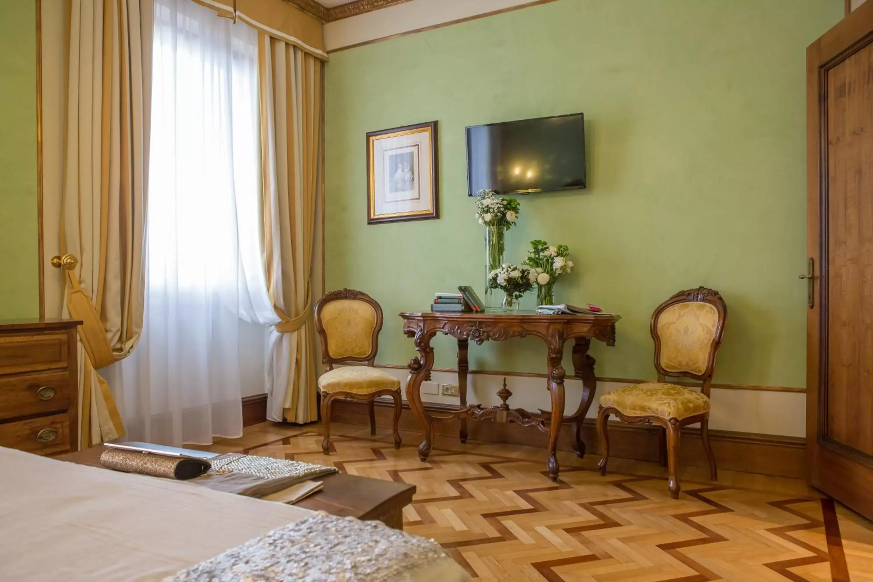 Bedroom, TV/Entertainment Center in Due Torri Hotel