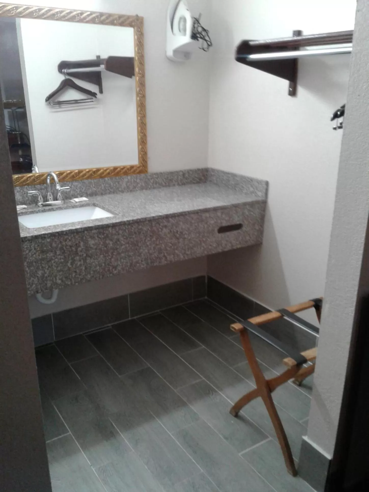 Bathroom in Budget Inn Anderson