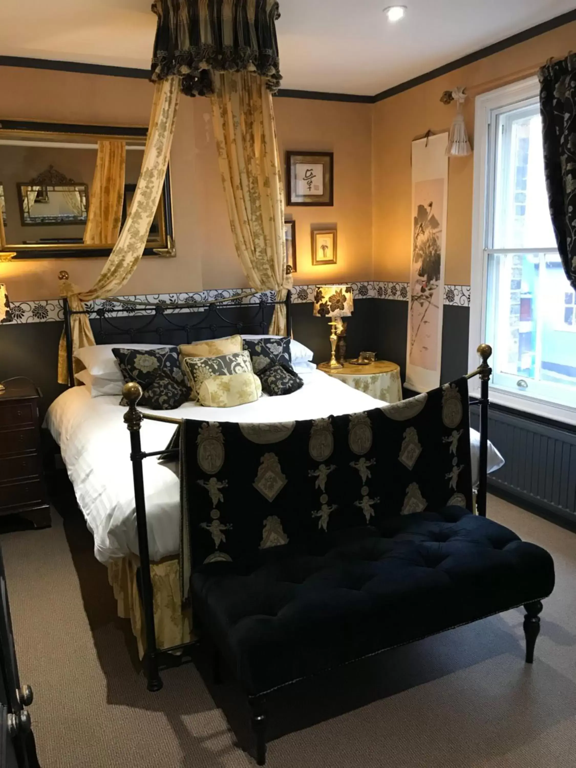 Bed in Britannia House