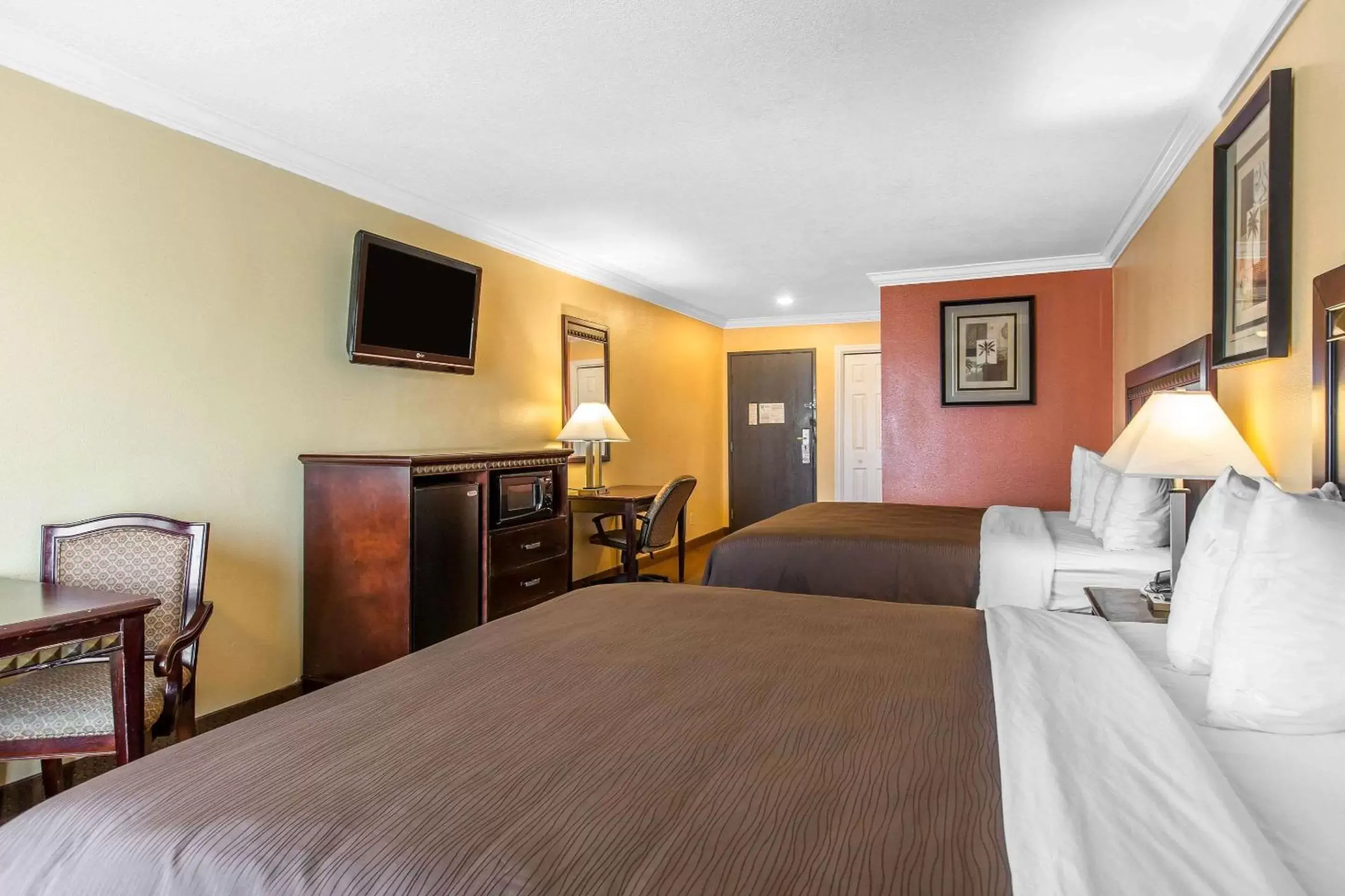 Photo of the whole room, Bed in Quality Inn & Suites Bell Gardens-Los Angeles