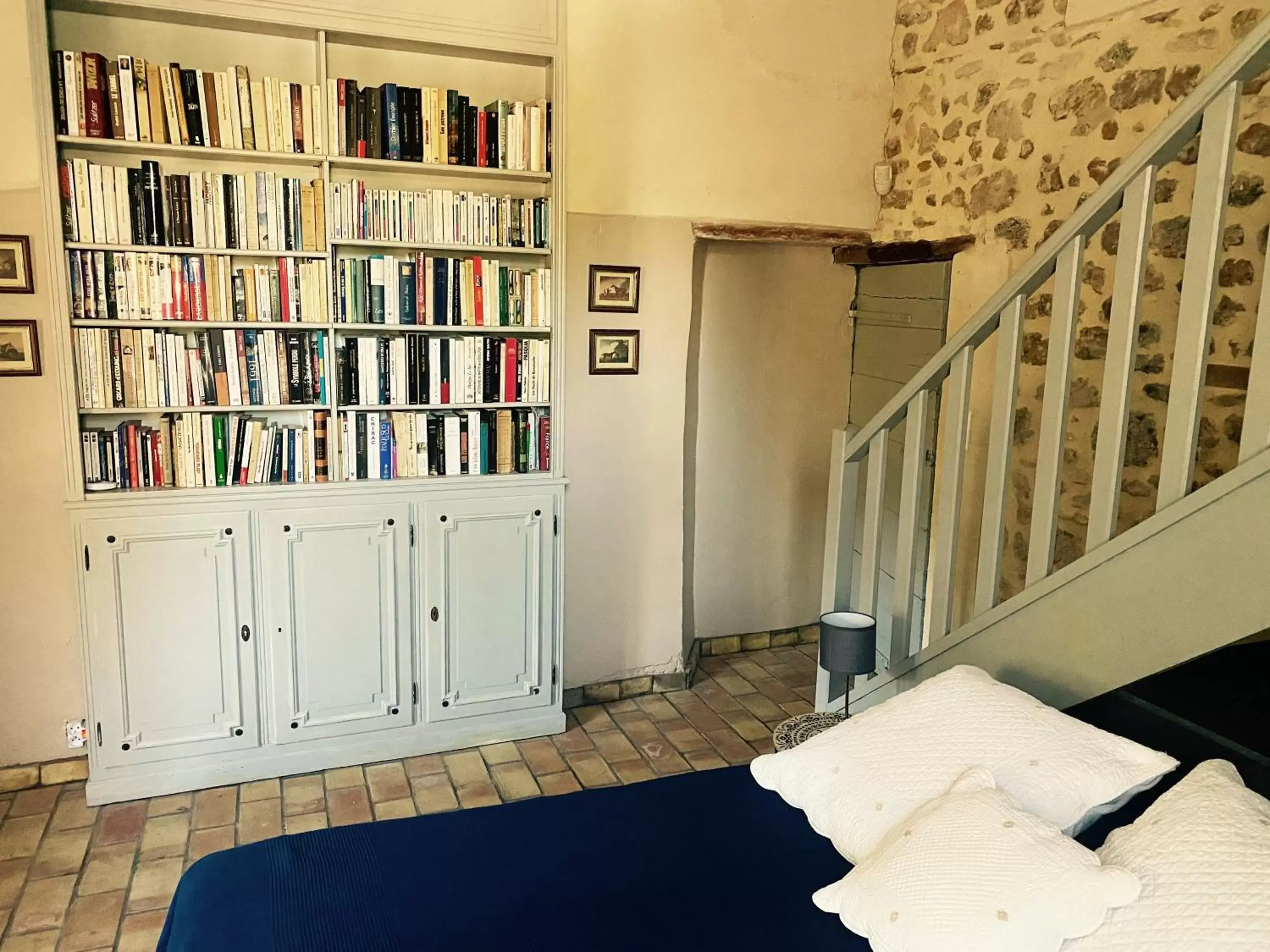 Photo of the whole room, Library in Domaine du Commandeur