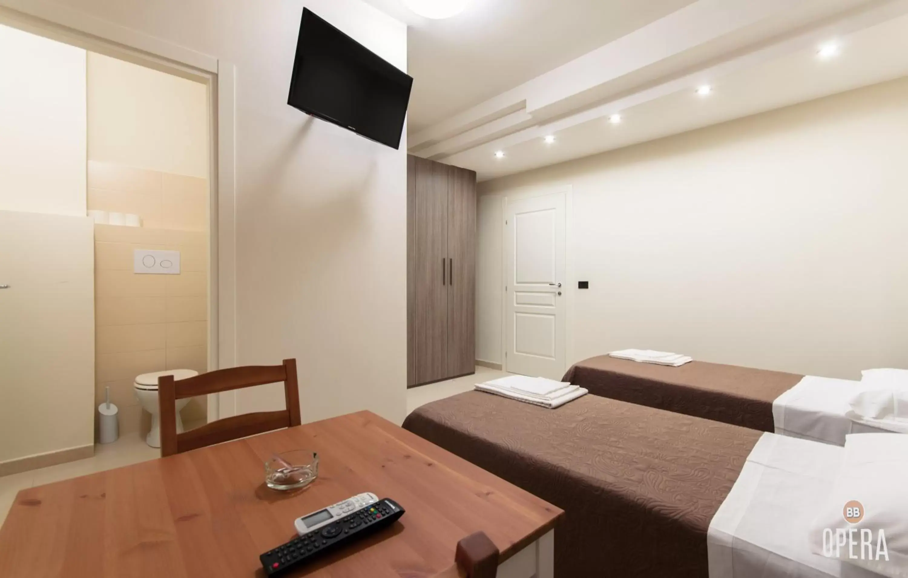 Economy Double or Twin Room in Opera B&B Economy Double or Twin Room in Opera B&B