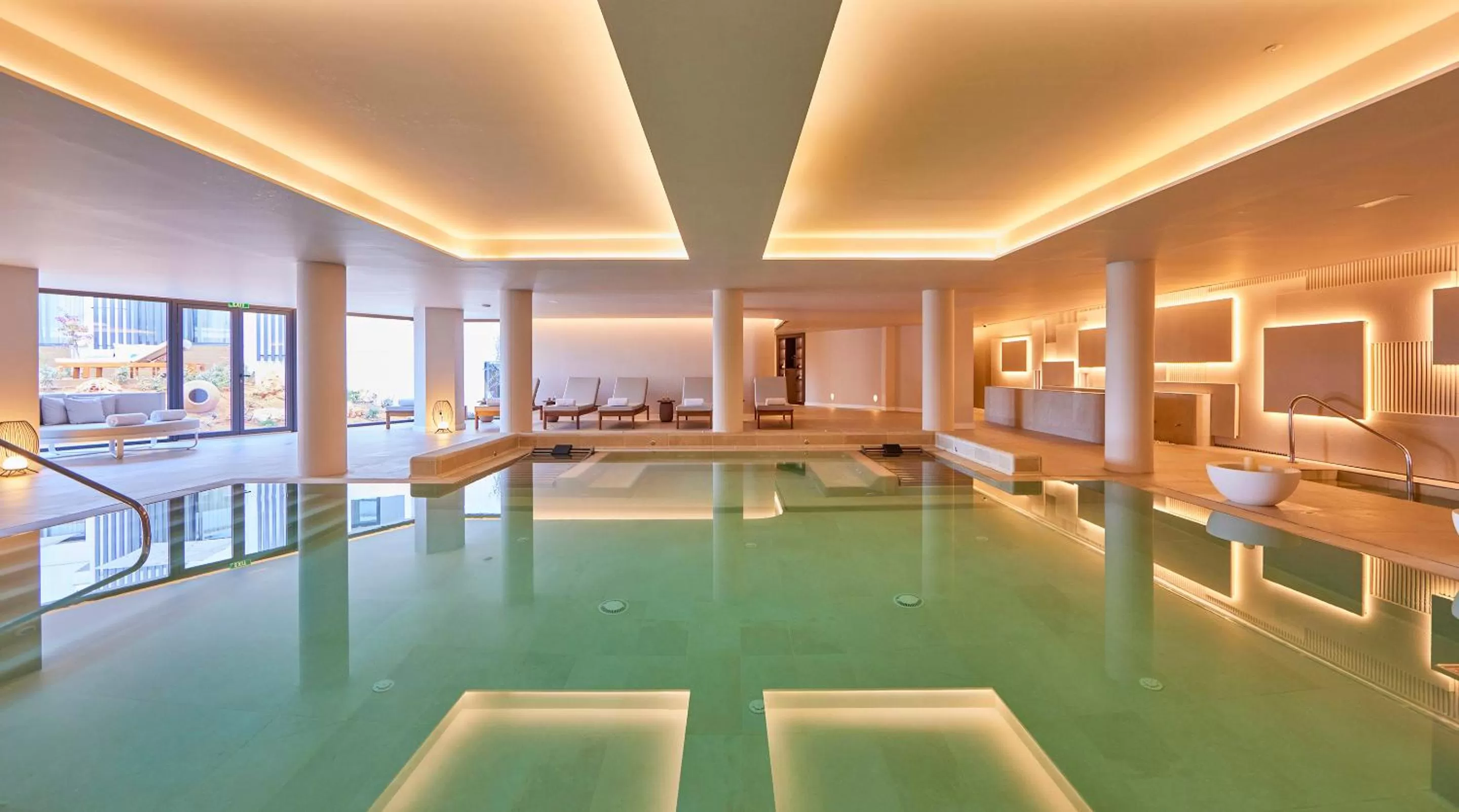 Swimming pool in Universal Grand León & Spa