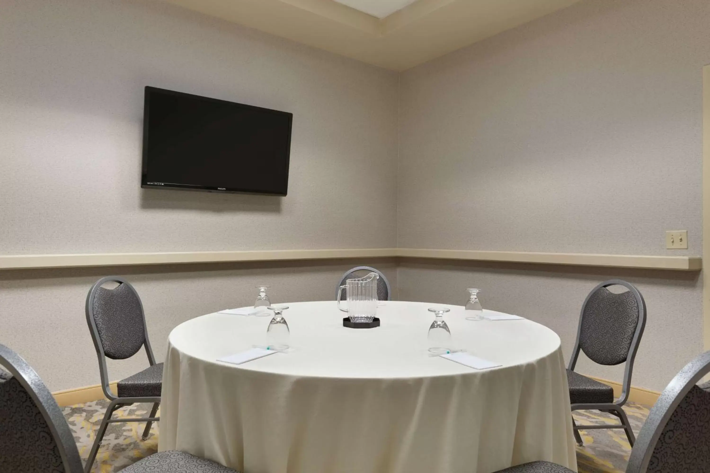 Meeting/conference room, TV/Entertainment Center in Embassy Suites Newark - Wilmington/South