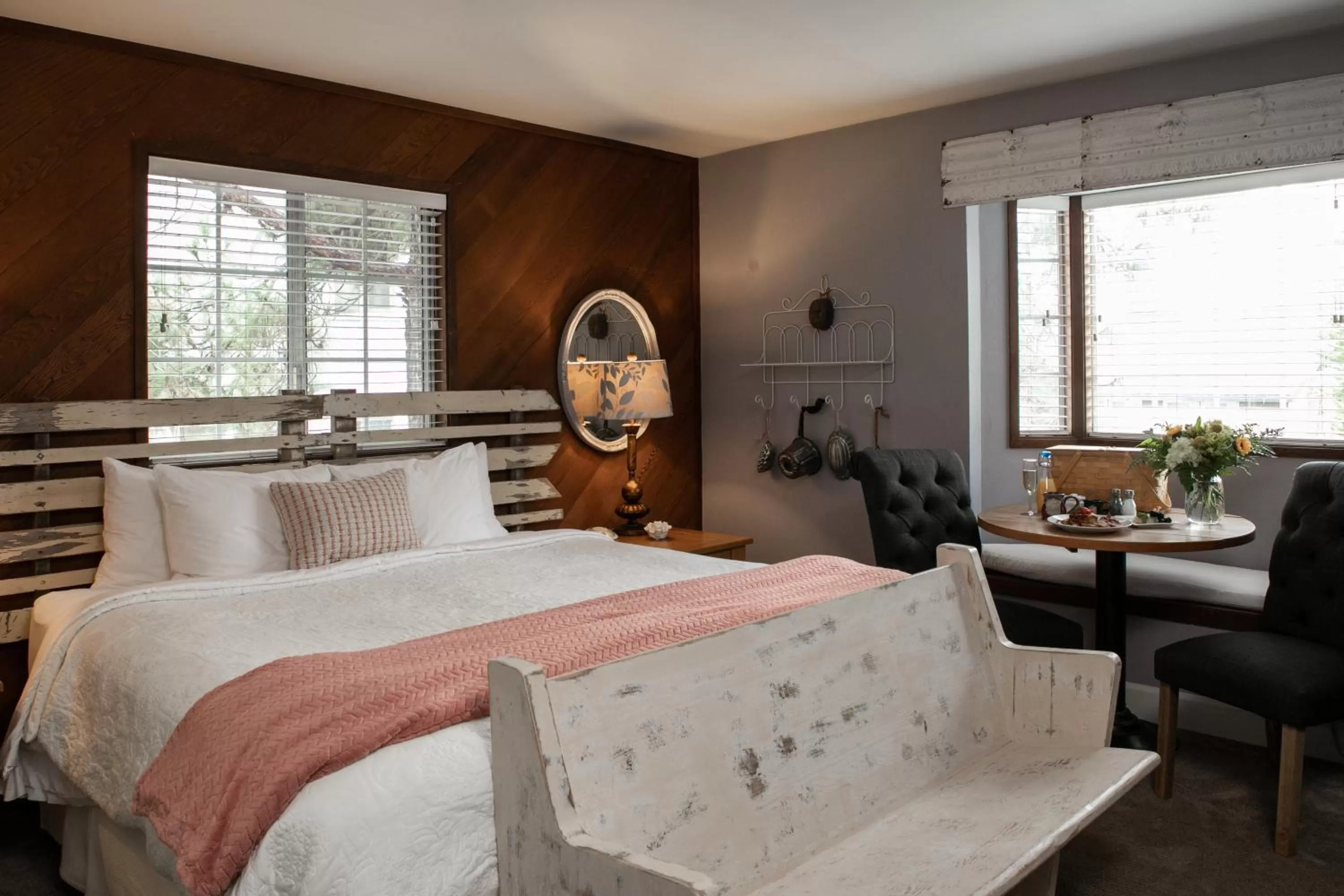 Bedroom, Bed in J Patrick Inn