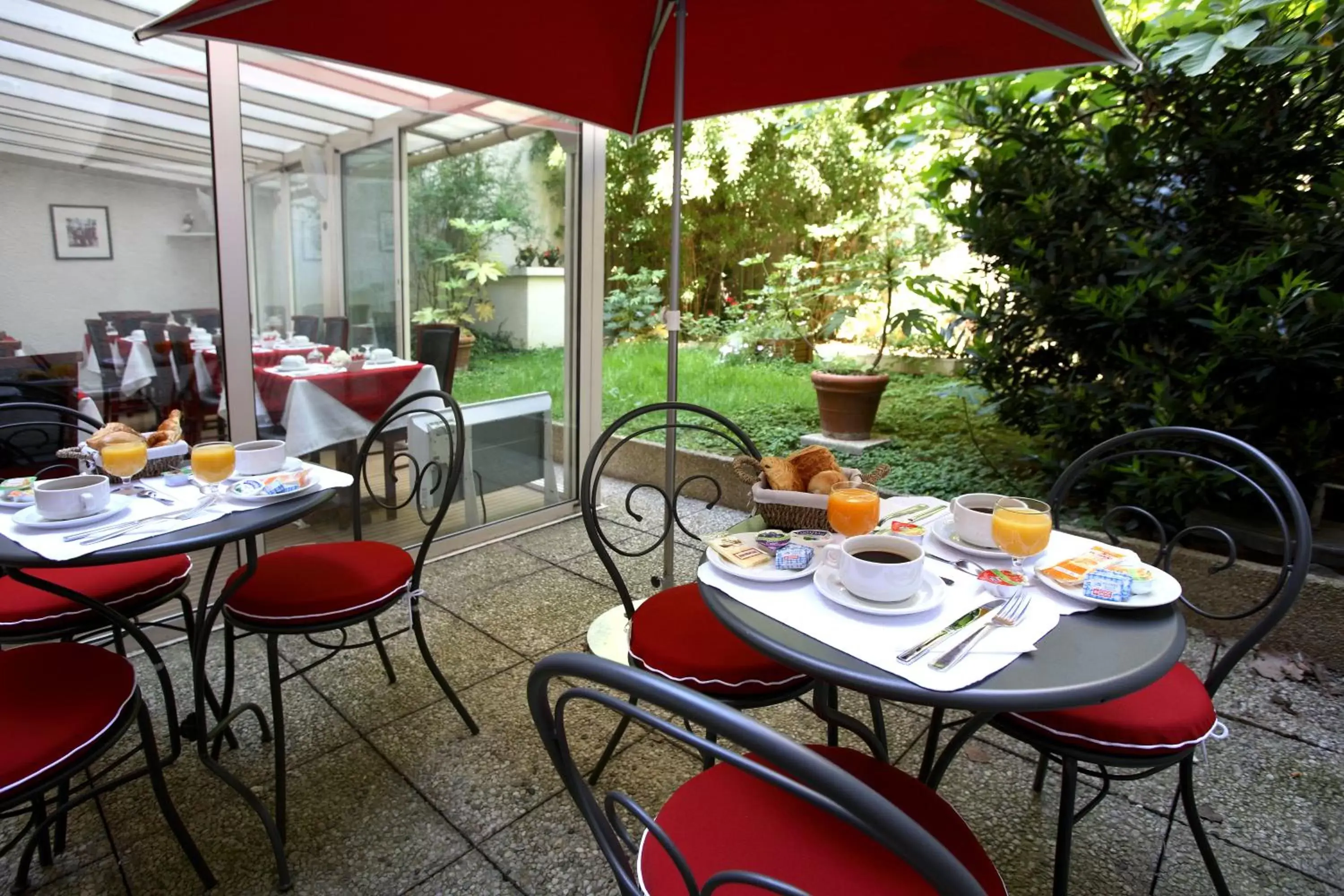 Garden, Restaurant/Places to Eat in Classics Hotel Bastille