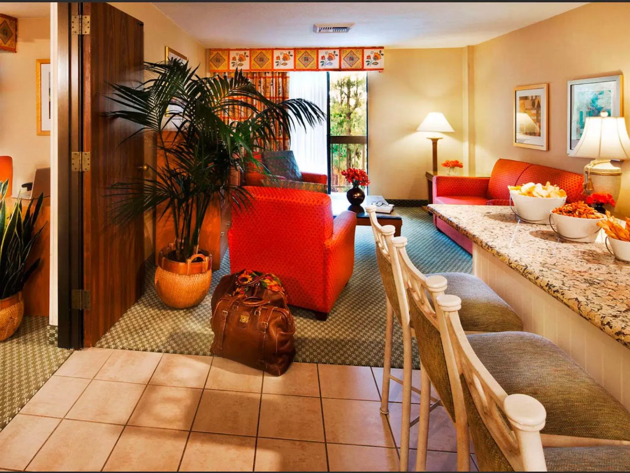 Living room in Howard Johnson by Wyndham Anaheim Hotel & Water Playground