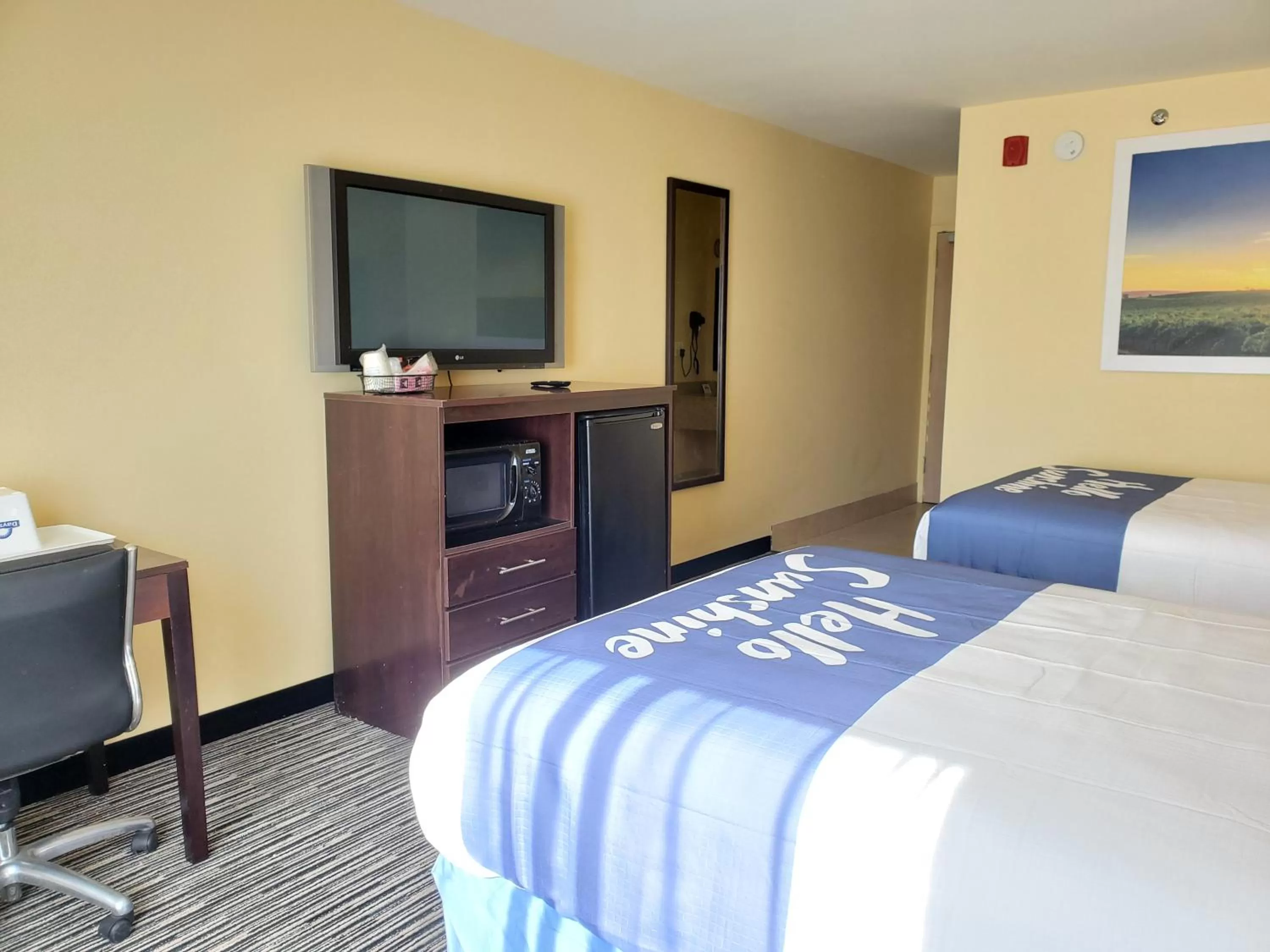 Photo of the whole room, Bed in Days Inn by Wyndham Atlanta/Southlake/Morrow