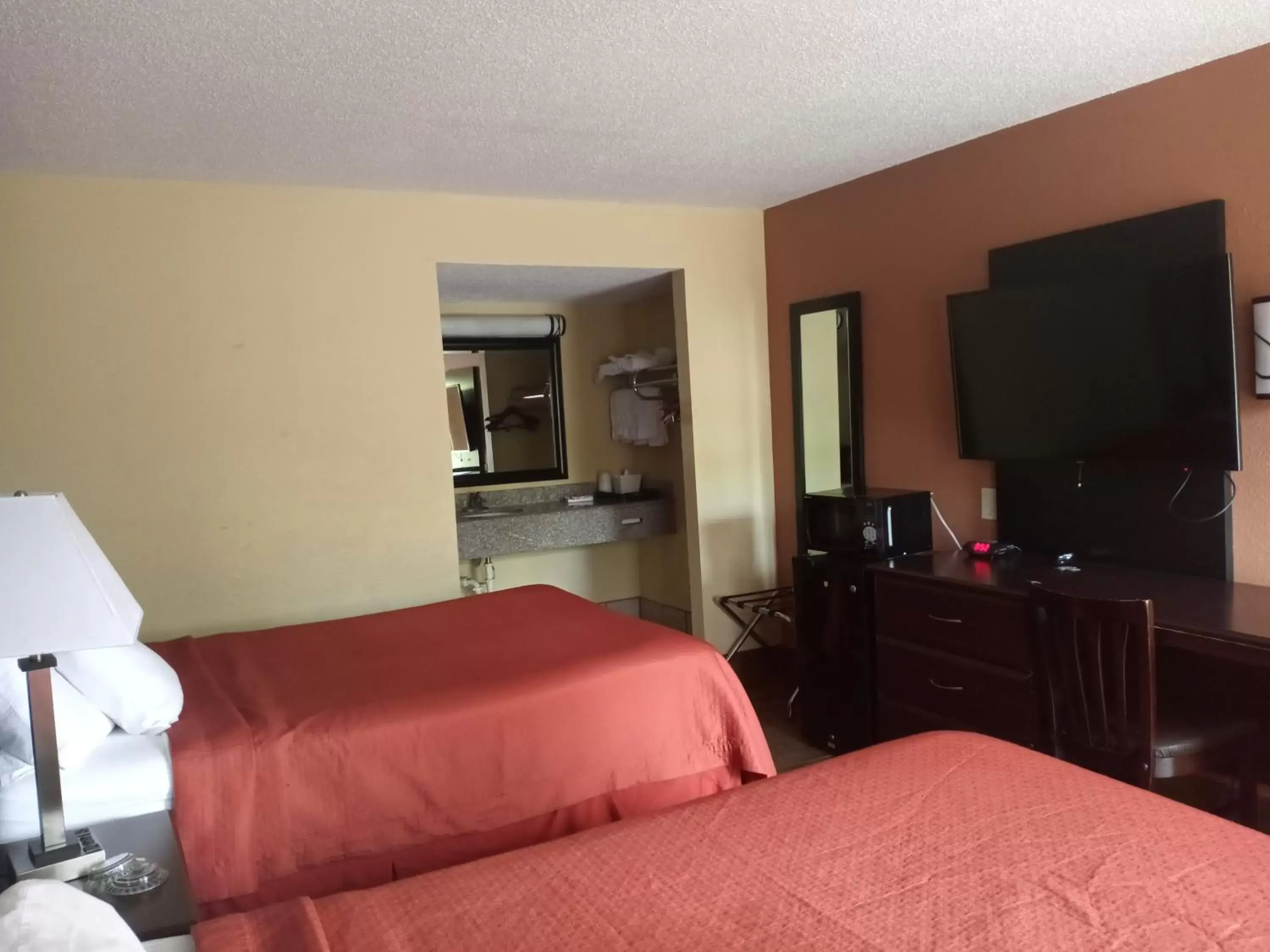 Bed in Super 8 by Wyndham Tulsa - Route 66 Bed in Super 8 by Wyndham Tulsa - Route 66