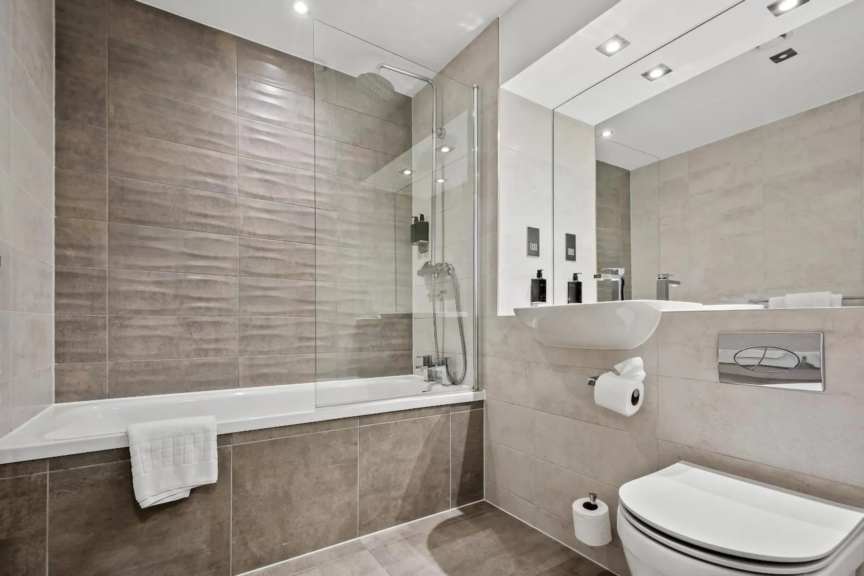 Bathroom in Roomzzz London Stratford