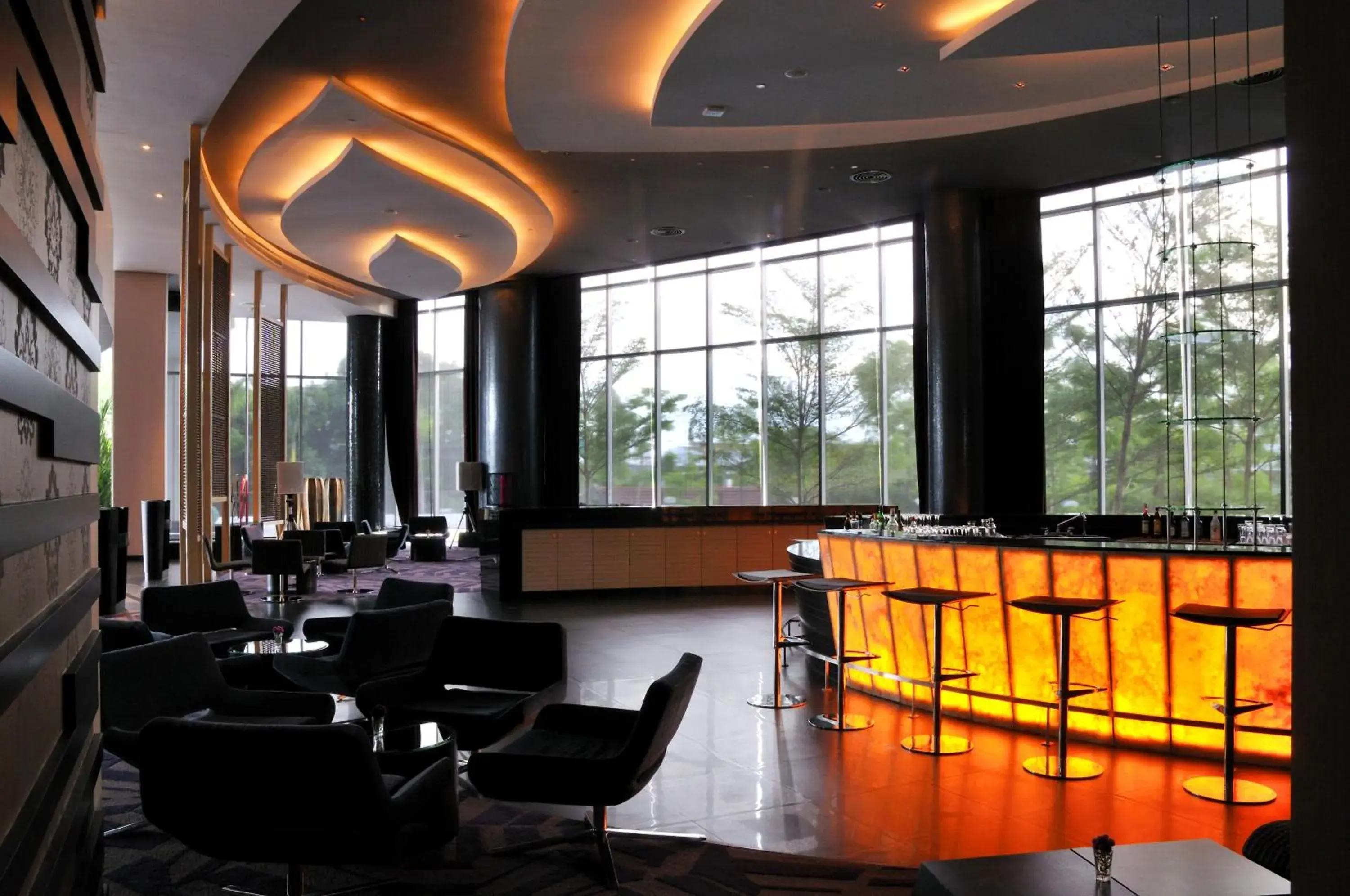 Lounge or bar in Amaranth Suvarnabhumi Hotel - Free Suvarnabhumi Airport Shuttle Lounge or bar in Amaranth Suvarnabhumi Hotel - Free Suvarnabhumi Airport Shuttle