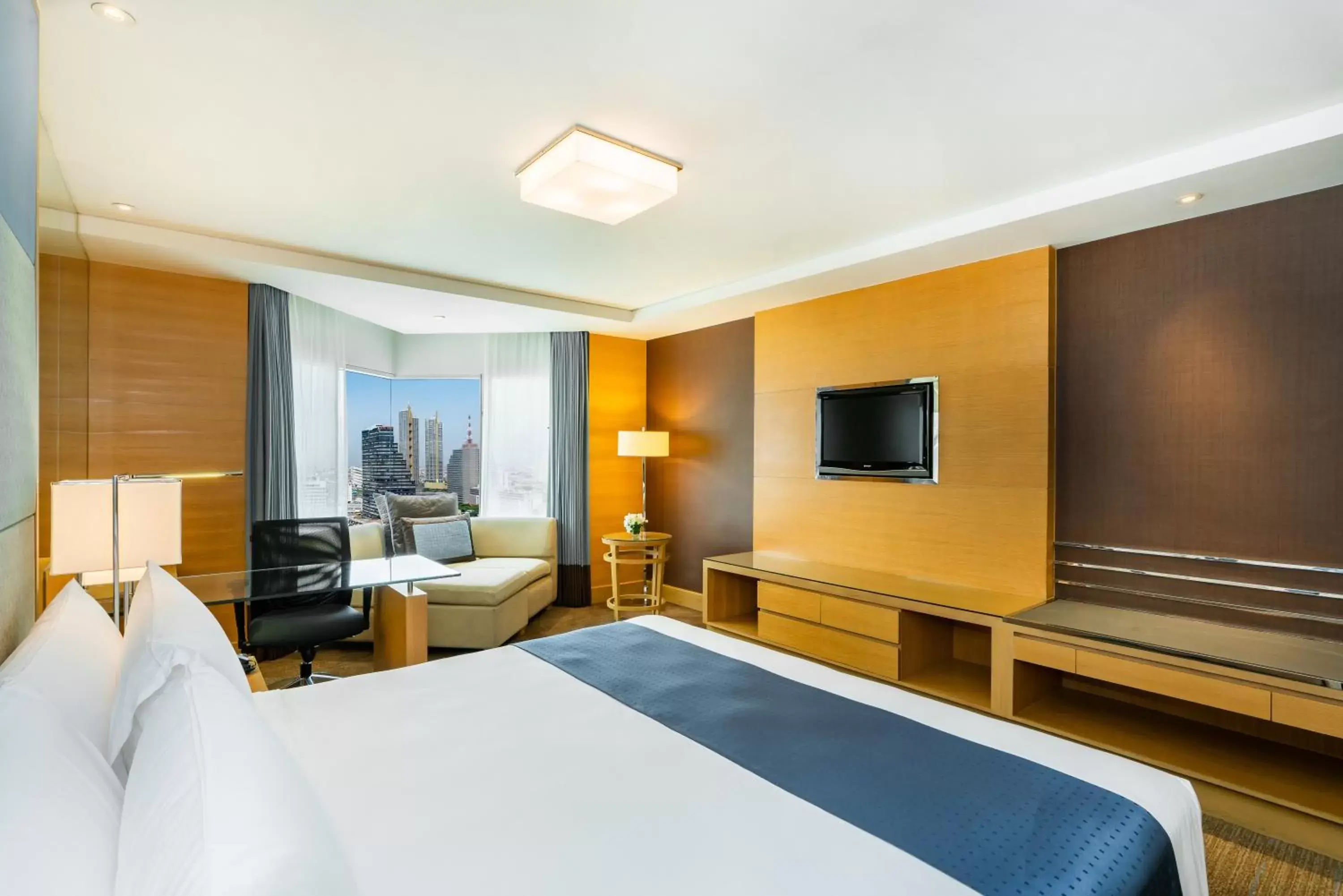Bed in Holiday Inn Bangkok Silom, an IHG Hotel