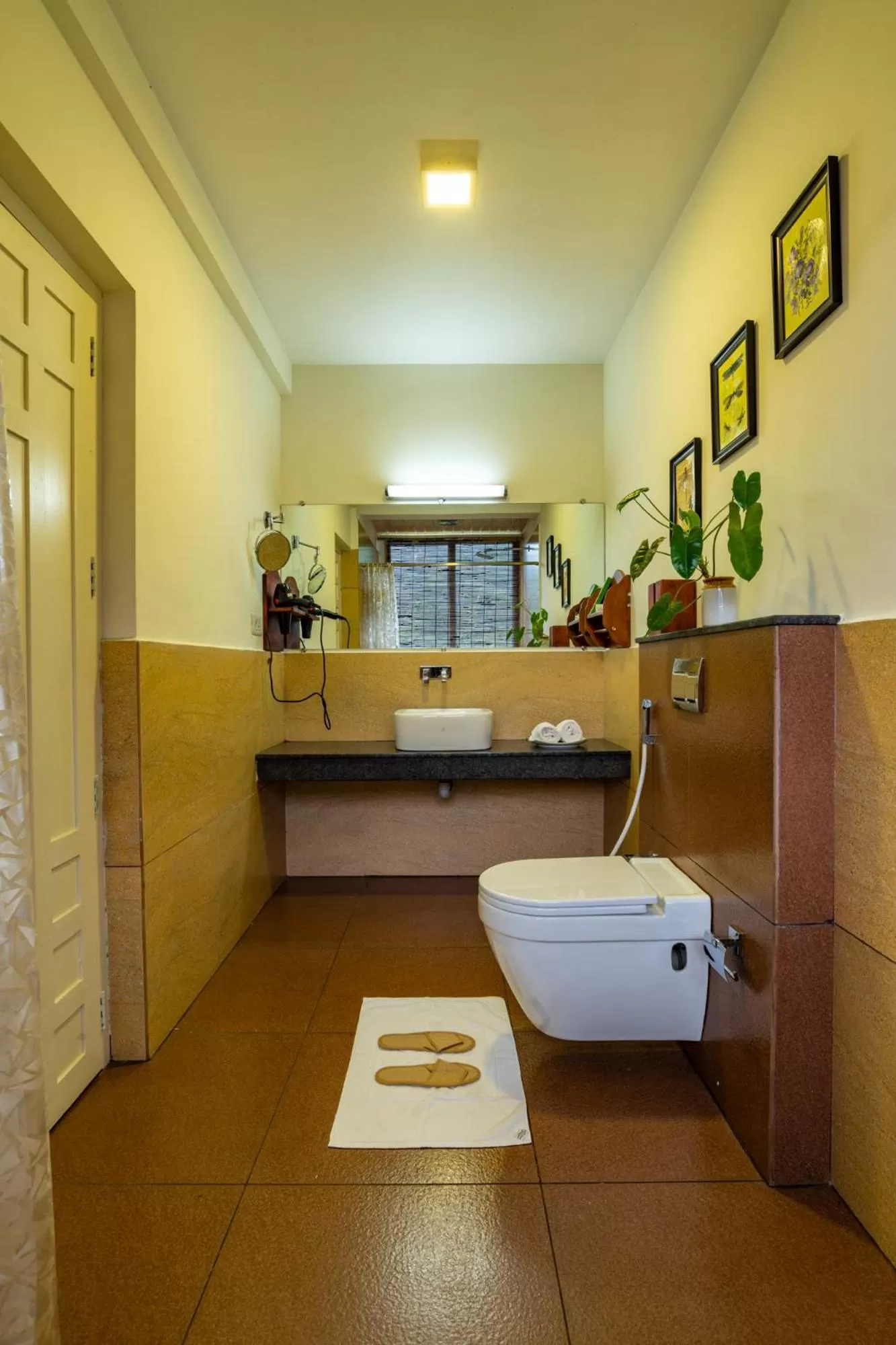 Bathroom, Bed in Tea Harvester