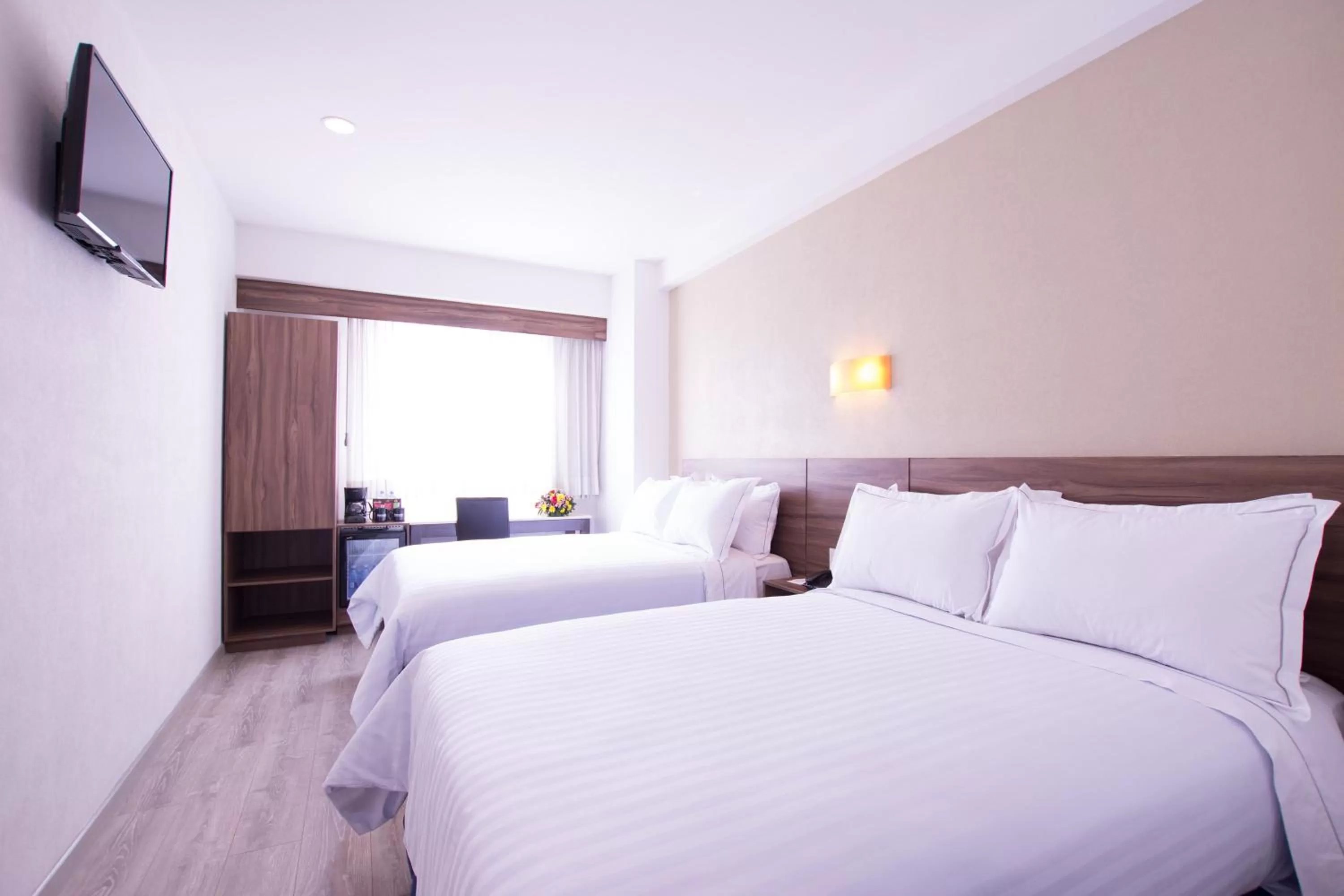 Photo of the whole room, Bed in Crown Victoria Hotel