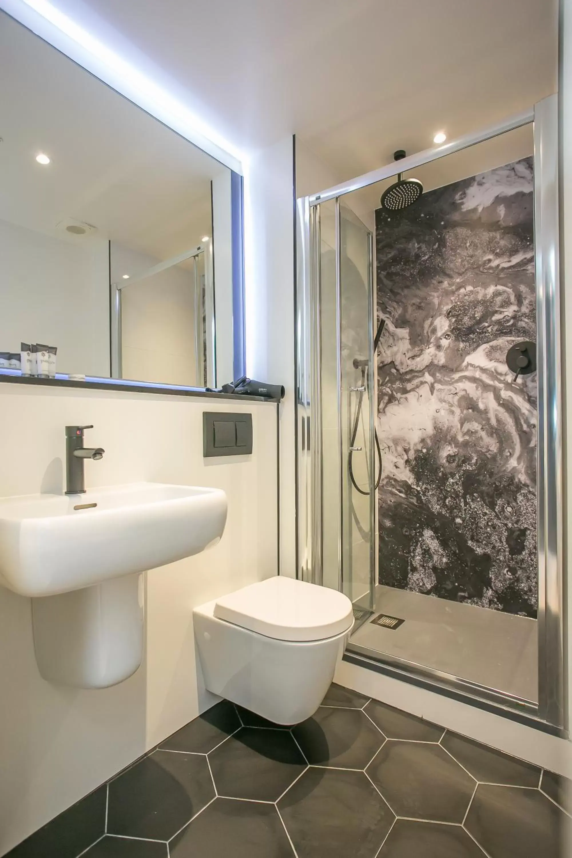 Shower, Bathroom in Grafton Street Studios by City Break Apartments