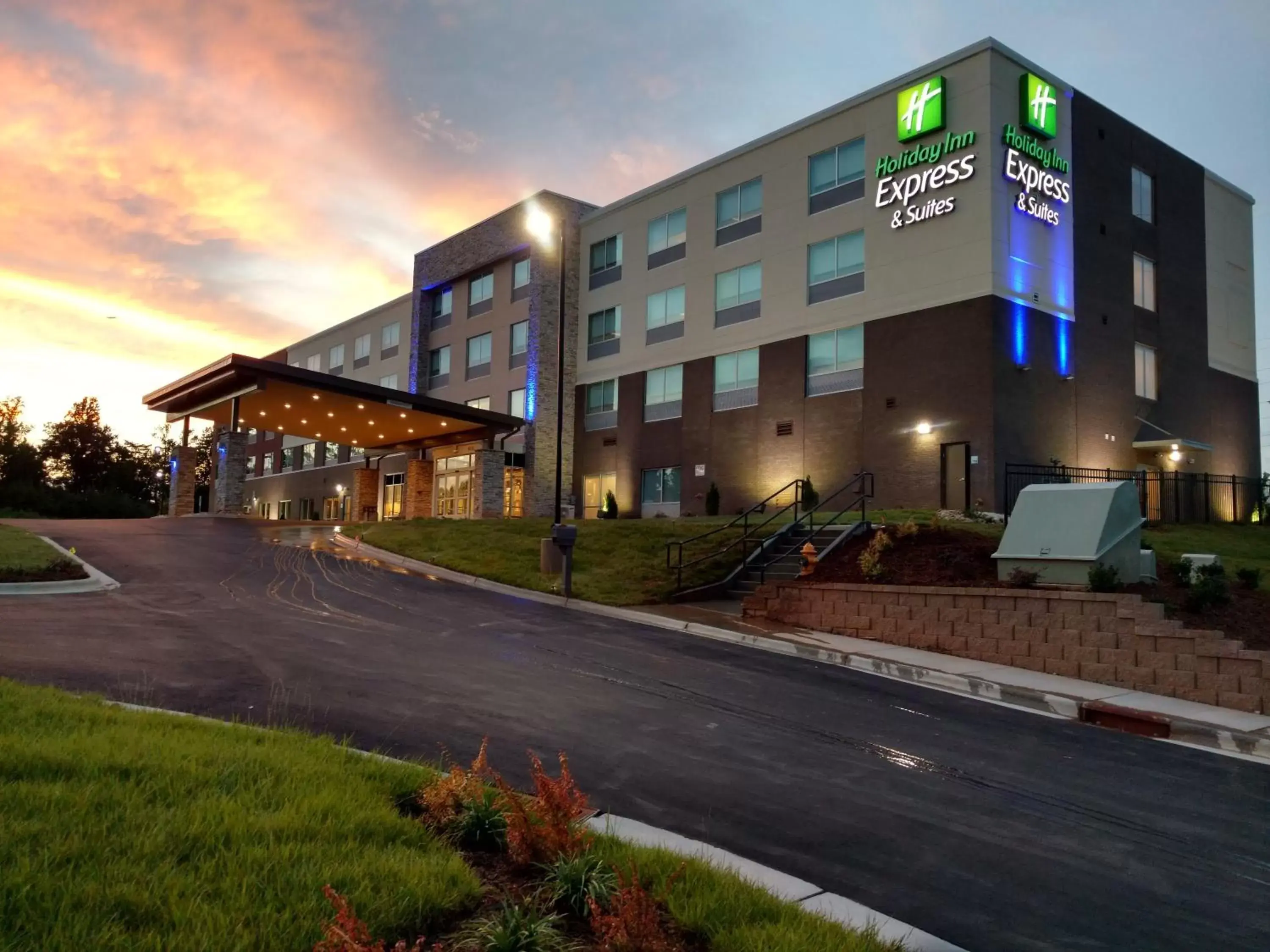 Property Building in Holiday Inn Express & Suites - Charlotte NE - University Area, an IHG Hotel