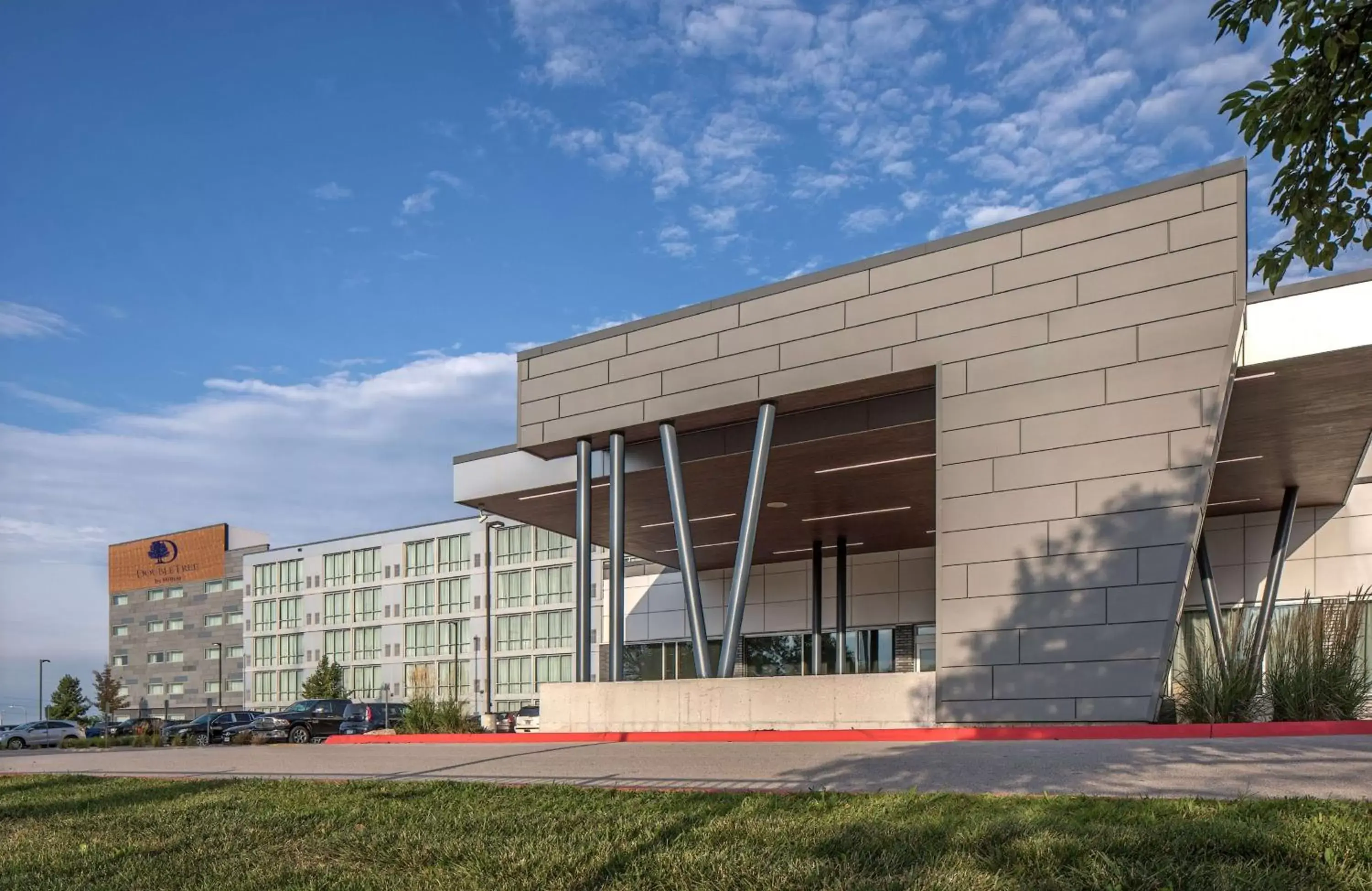 Property building in Doubletree By Hilton Omaha Southwest, Ne Property building in Doubletree By Hilton Omaha Southwest, Ne
