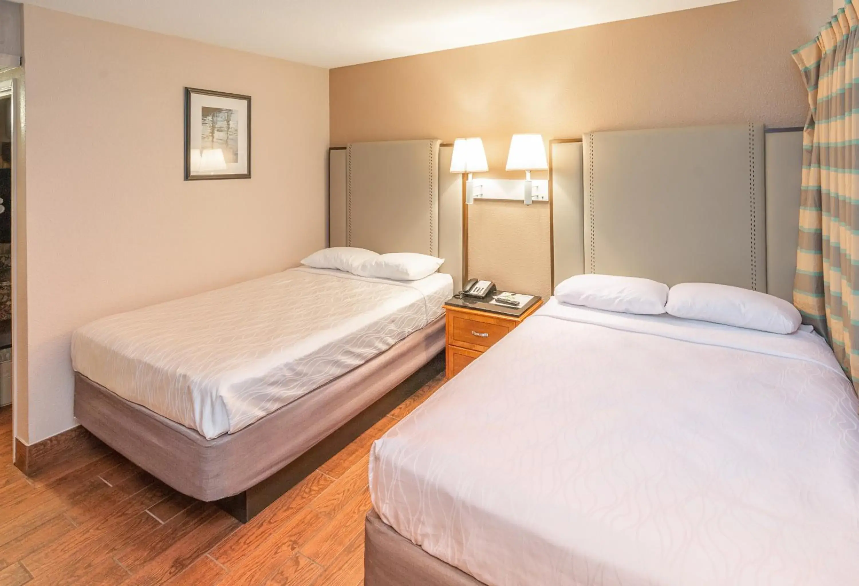Bed in Budgetel Inn & Suites