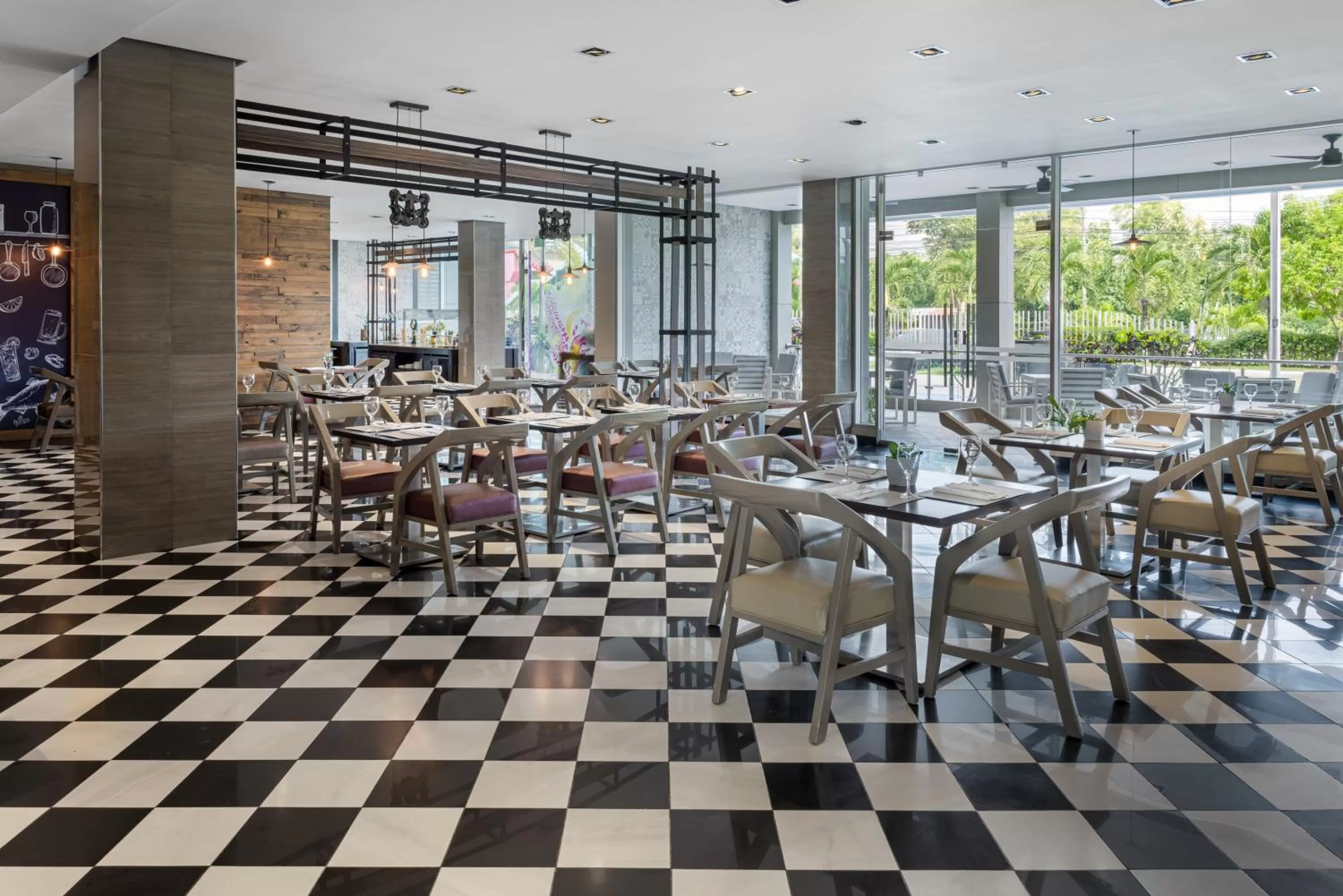 Restaurant/places to eat in Crowne Plaza Airport by IHG