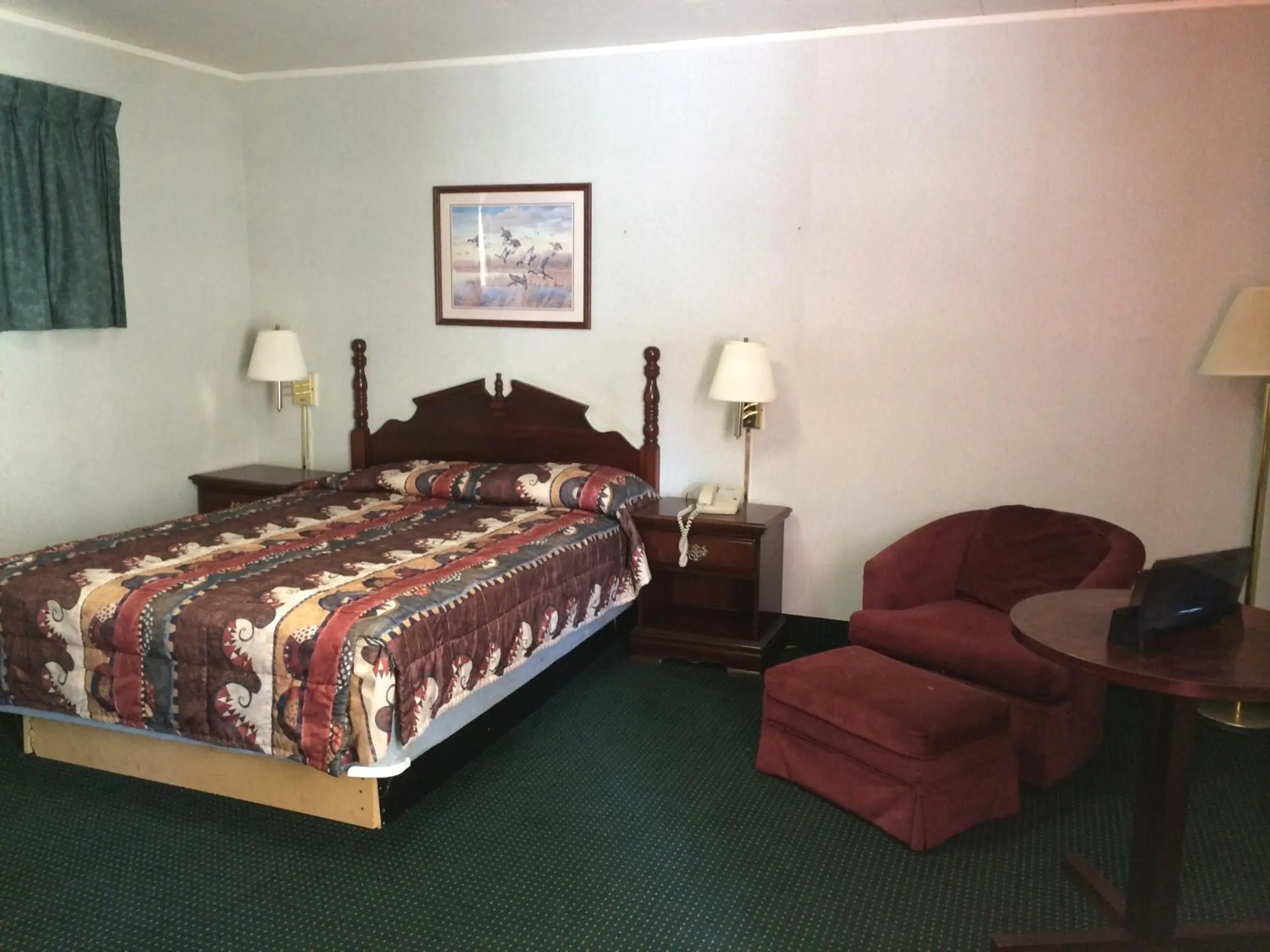 Bed in Rapids Inn & Suites