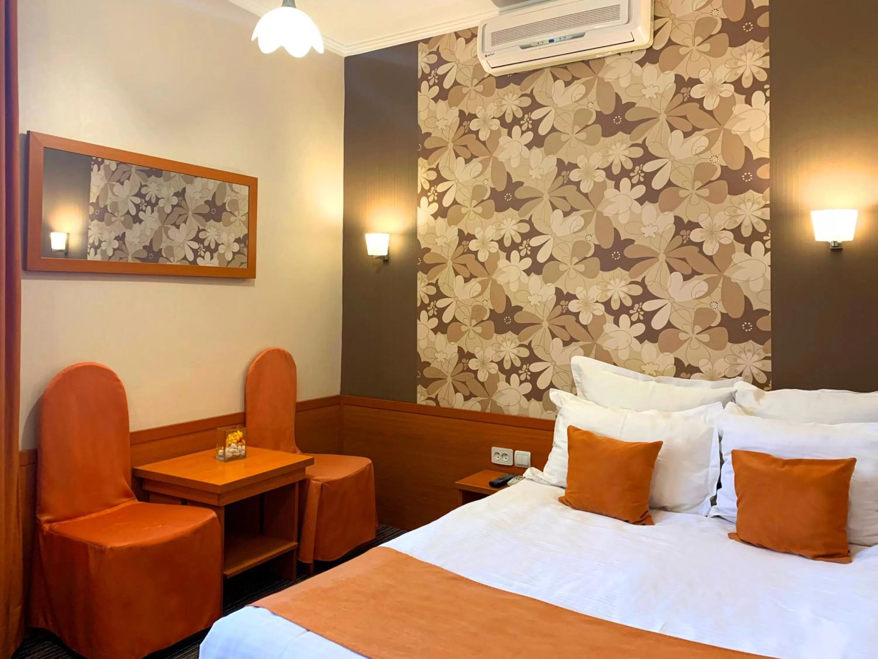 Photo of the whole room, Bed in Economy room in Hotel Eney