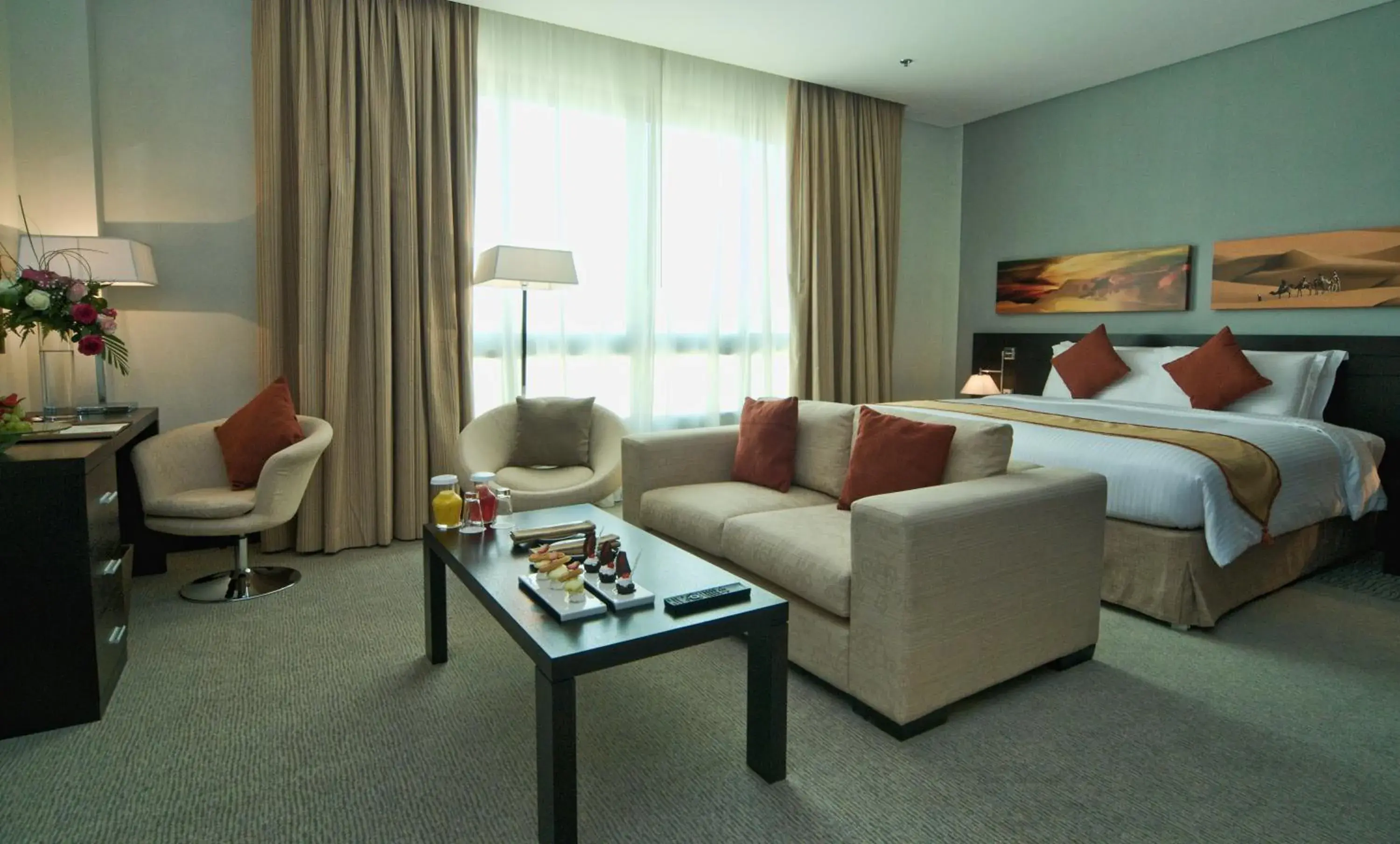 Bed, Seating Area in City Seasons Hotel & Suites Muscat
