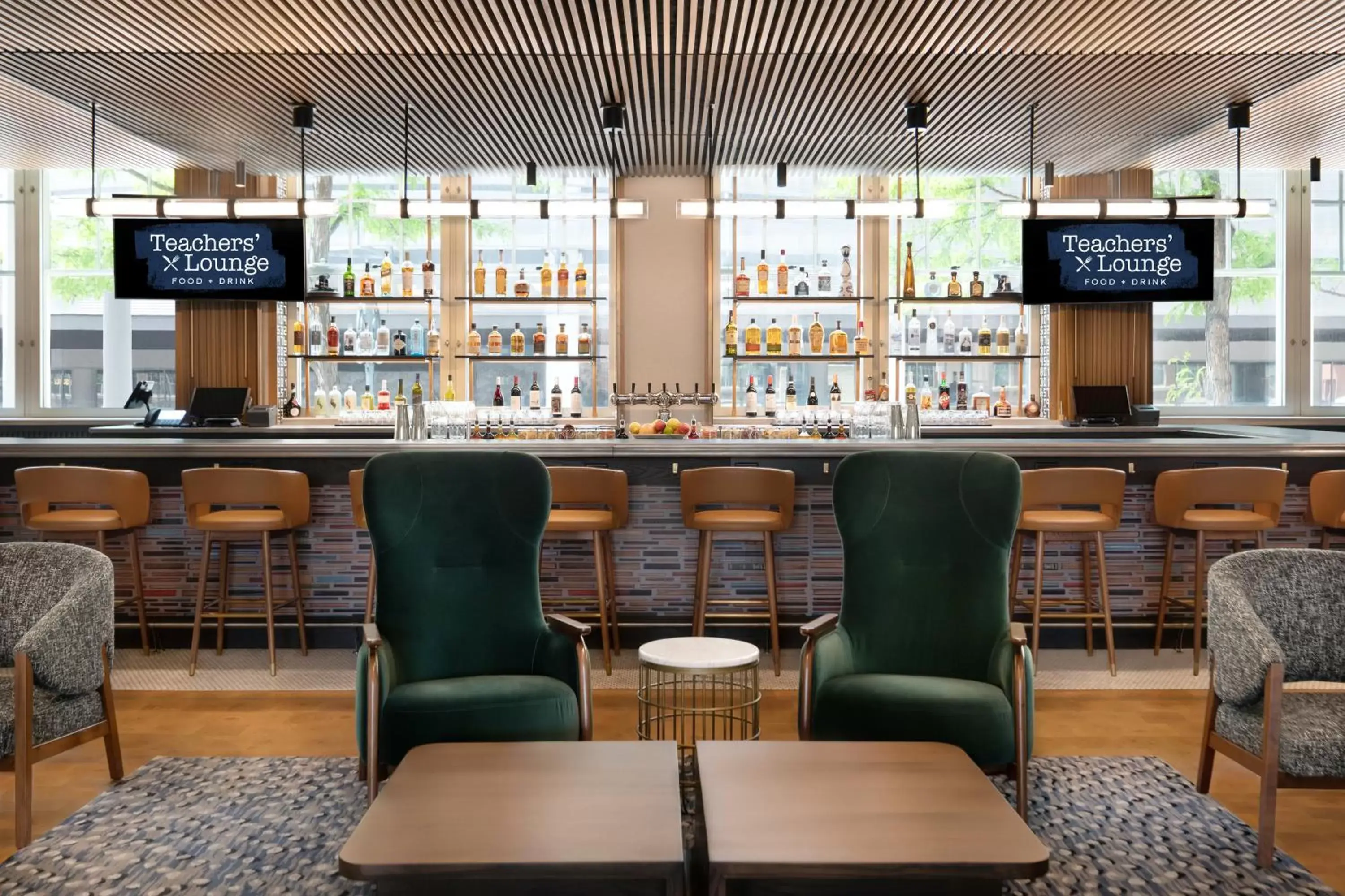 Lounge or bar in The Slate Denver, Tapestry Collection By Hilton