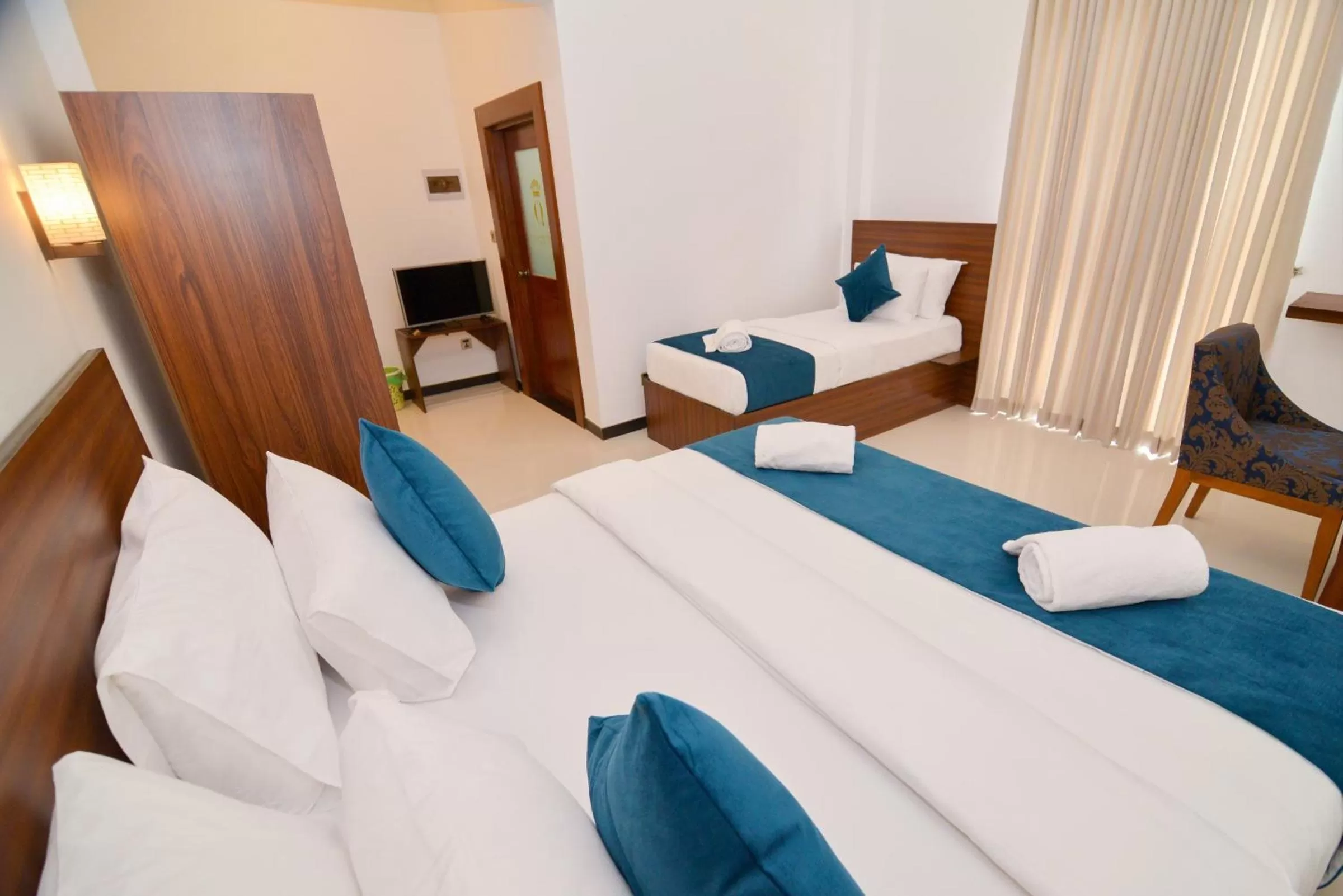 Photo of the whole room, Bed in Negombo New Queen's Palace