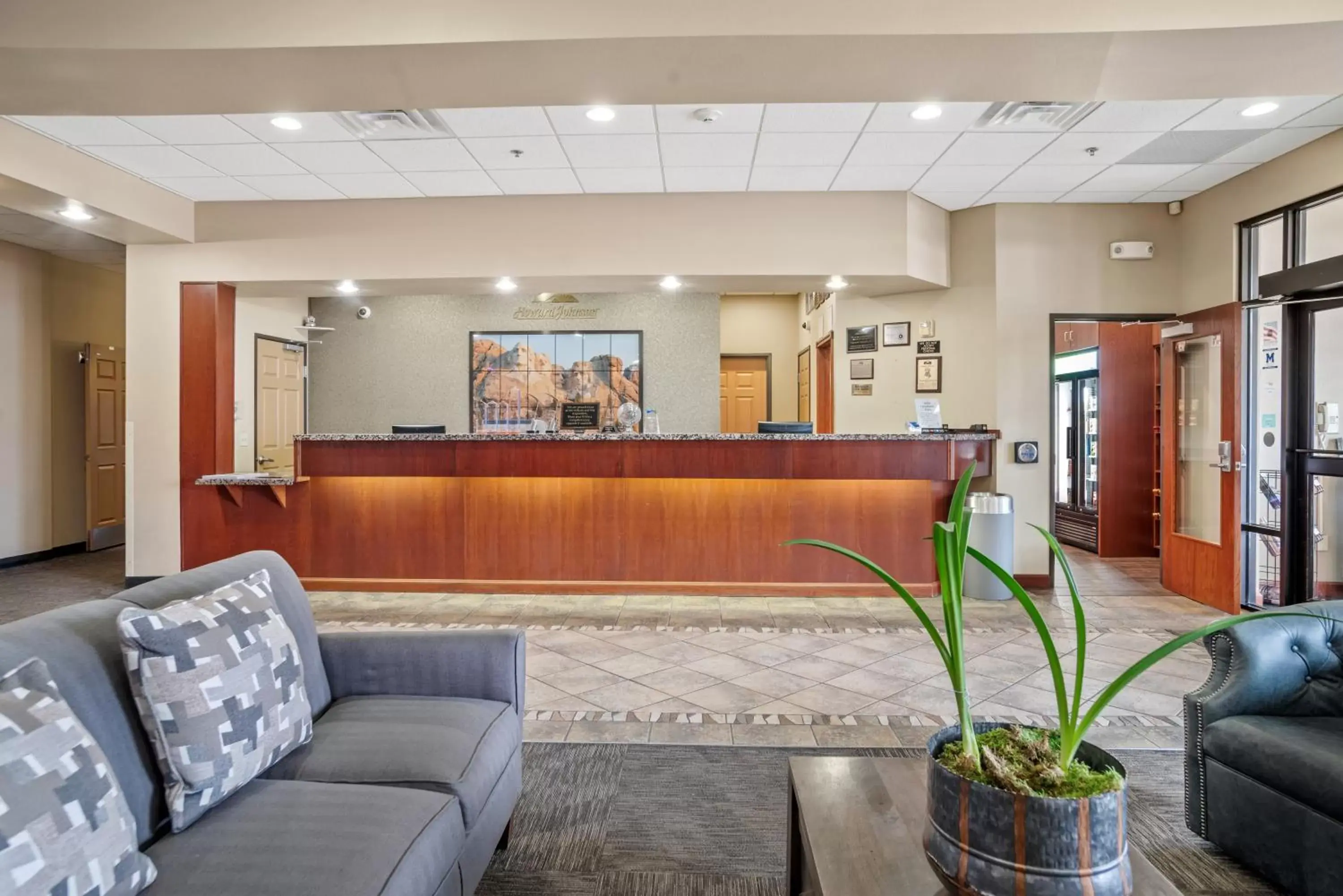 Lobby/Reception in Howard Johnson by Wyndham Rapid City