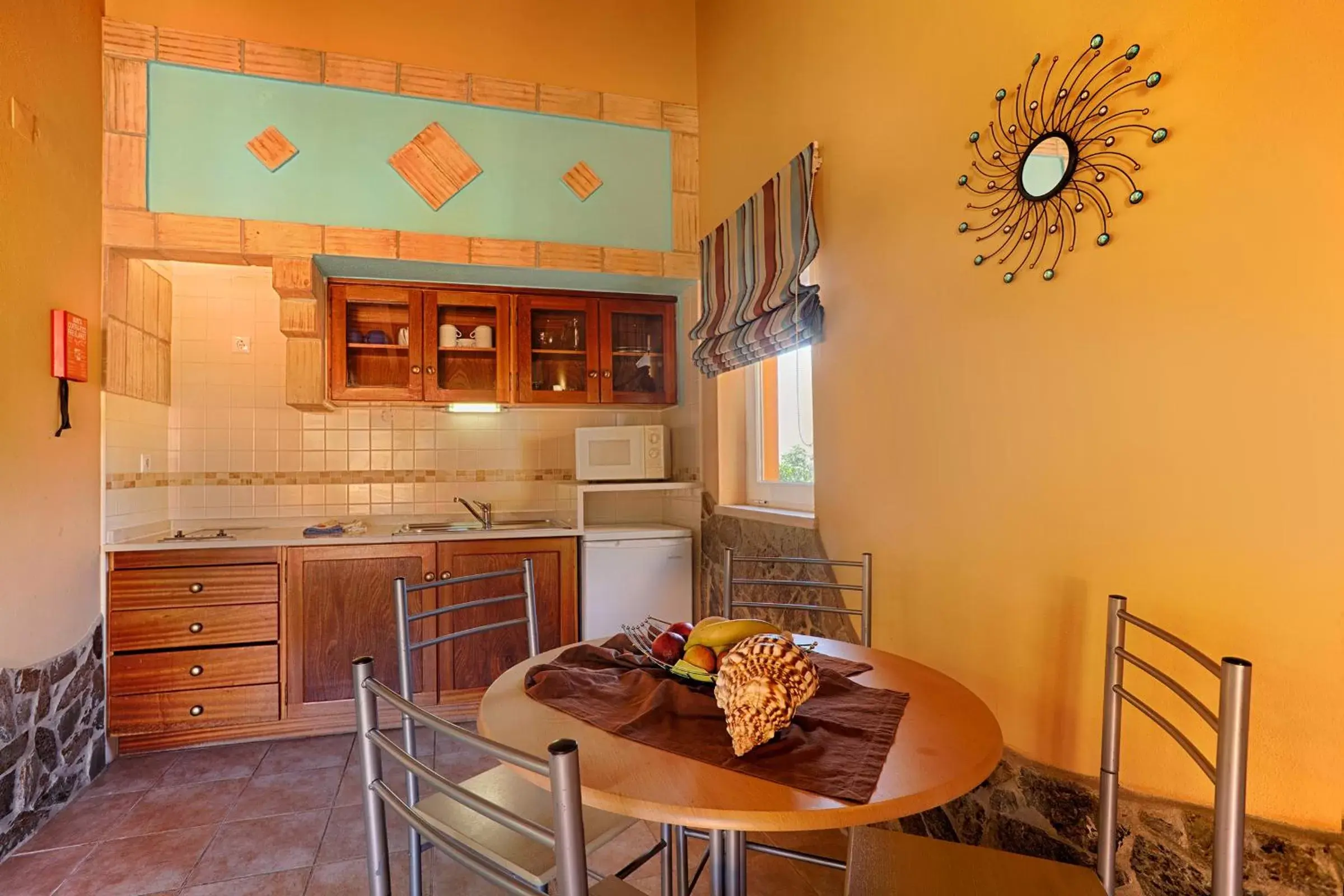 Kitchen or kitchenette, Dining Area in Montinho De Ouro