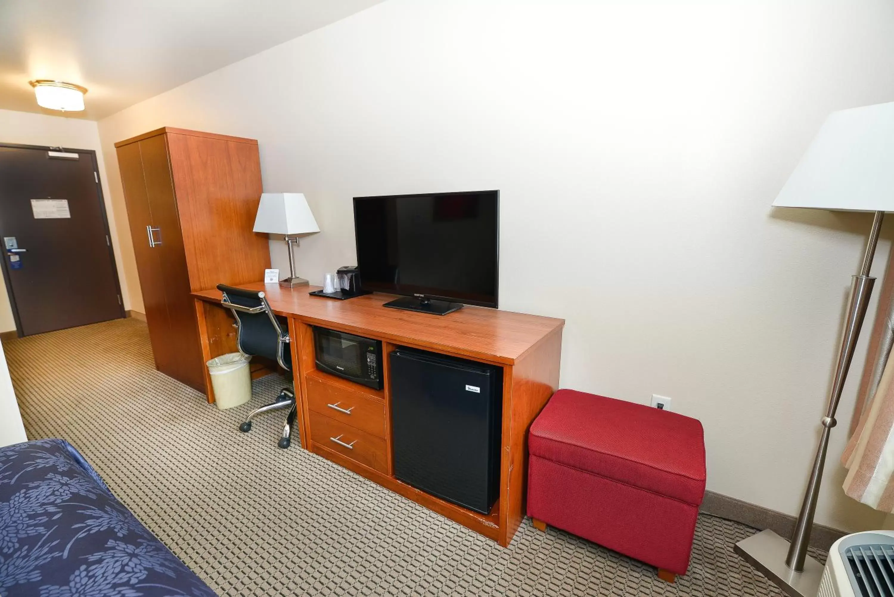 TV and multimedia, TV/Entertainment Center in Baymont by Wyndham Grand Forks
